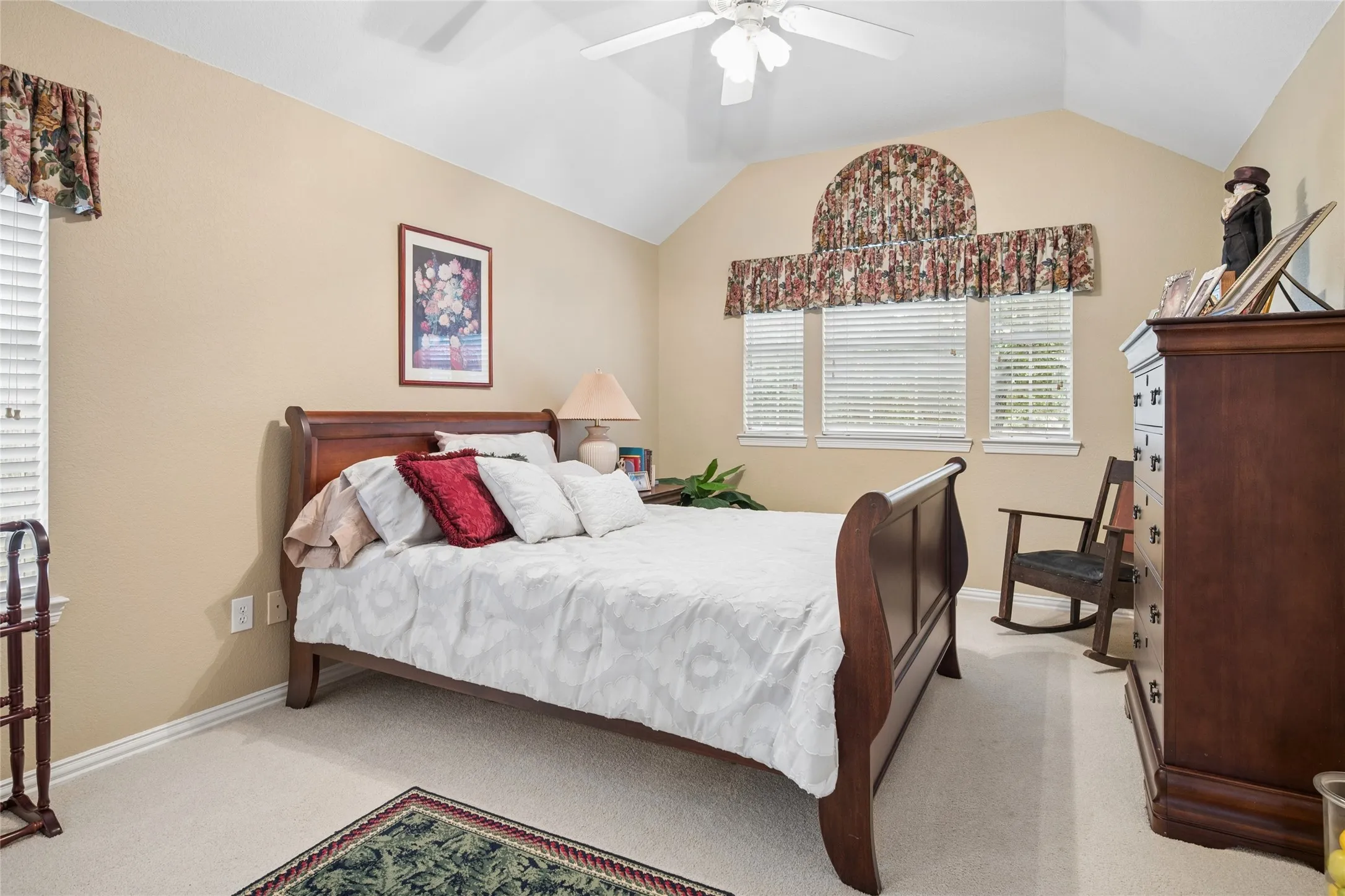 Single Family Residence For Sale in Tarrant County , 405 Royal Colonnade, Arlington, Texas 76011, 4 Bedroom, 3 Bathroom, 2 Garage spaces, 2,940 Sqft, built in 1994, mls#21377057, Real Estate Agent in Arlington, Homes For Sale in Tarrant county, Homes For Sale in Arlington, Realtor in Arlington Texas, Real Estate Brokerage Independent Realty Texas, Luminita Cordes Realtor