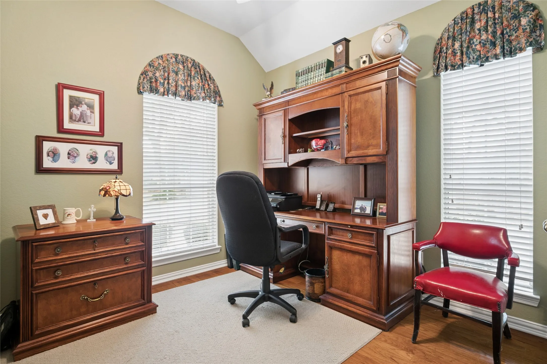Single Family Residence For Sale in Tarrant County , 405 Royal Colonnade, Arlington, Texas 76011, 4 Bedroom, 3 Bathroom, 2 Garage spaces, 2,940 Sqft, built in 1994, mls#21377057, Real Estate Agent in Arlington, Homes For Sale in Tarrant county, Homes For Sale in Arlington, Realtor in Arlington Texas, Real Estate Brokerage Independent Realty Texas, Luminita Cordes Realtor