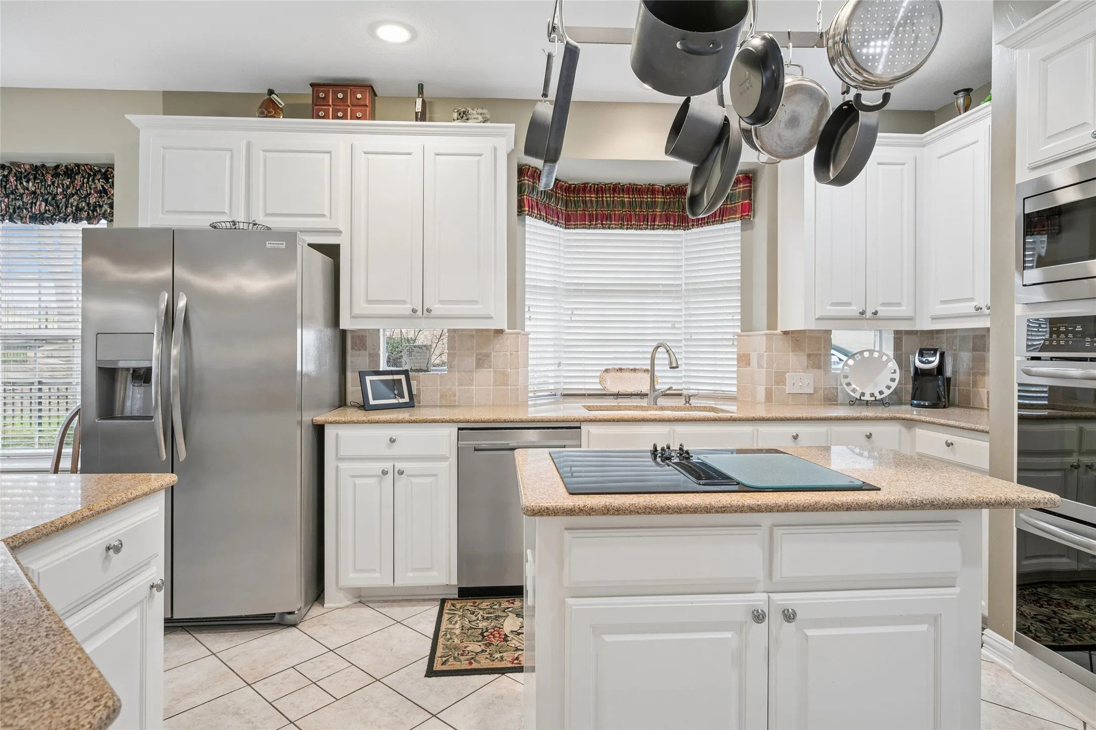 Single Family Residence For Sale in Tarrant County , 405 Royal Colonnade, Arlington, Texas 76011, 4 Bedroom, 3 Bathroom, 2 Garage spaces, 2,940 Sqft, built in 1994, mls#21377057, Real Estate Agent in Arlington, Homes For Sale in Tarrant county, Homes For Sale in Arlington, Realtor in Arlington Texas, Real Estate Brokerage Independent Realty Texas, Luminita Cordes Realtor