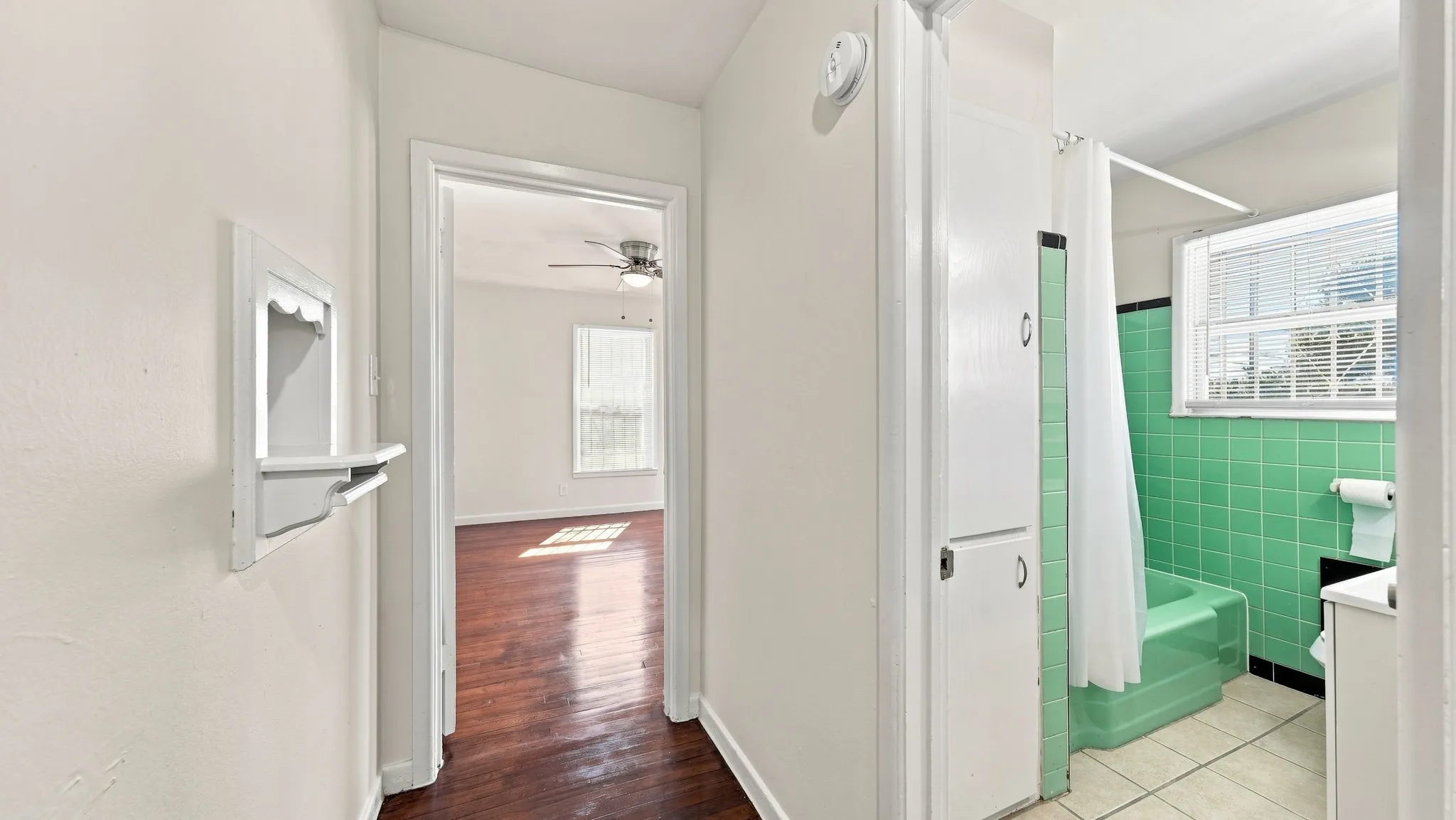 Single Family Residence For Sale in Tarrant County , 3008 Miller Avenue, Fort Worth, Texas 76105, 3 Bedroom, 2 Bathroom, 2 Garage spaces, 1,399 Sqft, built in 1954, mls#21382305, Real Estate Agent in Fort Worth, Homes For Sale in Tarrant county, Homes For Sale in Fort Worth, Realtor in Fort Worth Texas, Real Estate Brokerage Independent Realty Texas, Luminita Cordes Realtor