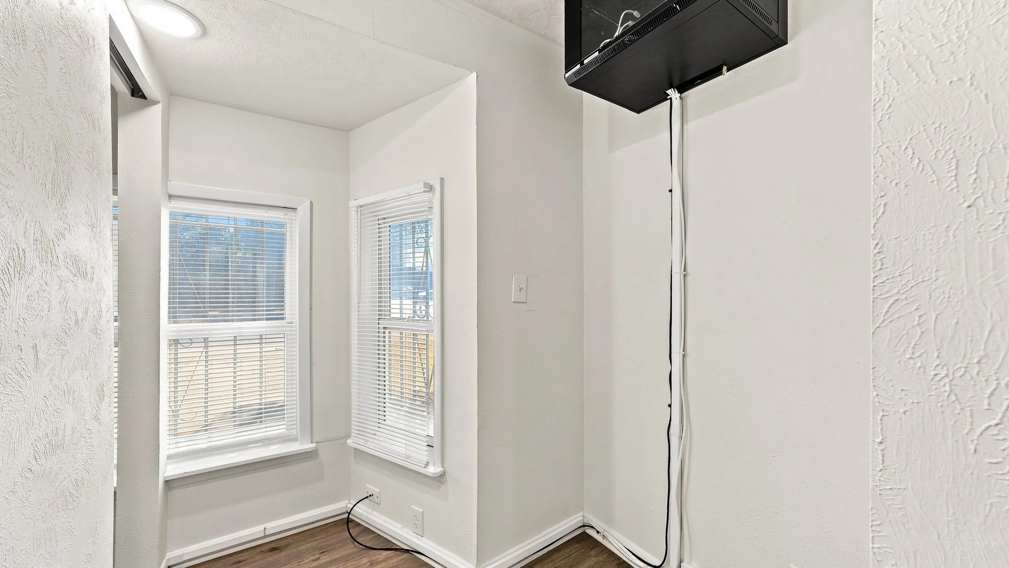 Single Family Residence For Sale in Tarrant County , 3008 Miller Avenue, Fort Worth, Texas 76105, 3 Bedroom, 2 Bathroom, 2 Garage spaces, 1,399 Sqft, built in 1954, mls#21382305, Real Estate Agent in Fort Worth, Homes For Sale in Tarrant county, Homes For Sale in Fort Worth, Realtor in Fort Worth Texas, Real Estate Brokerage Independent Realty Texas, Luminita Cordes Realtor