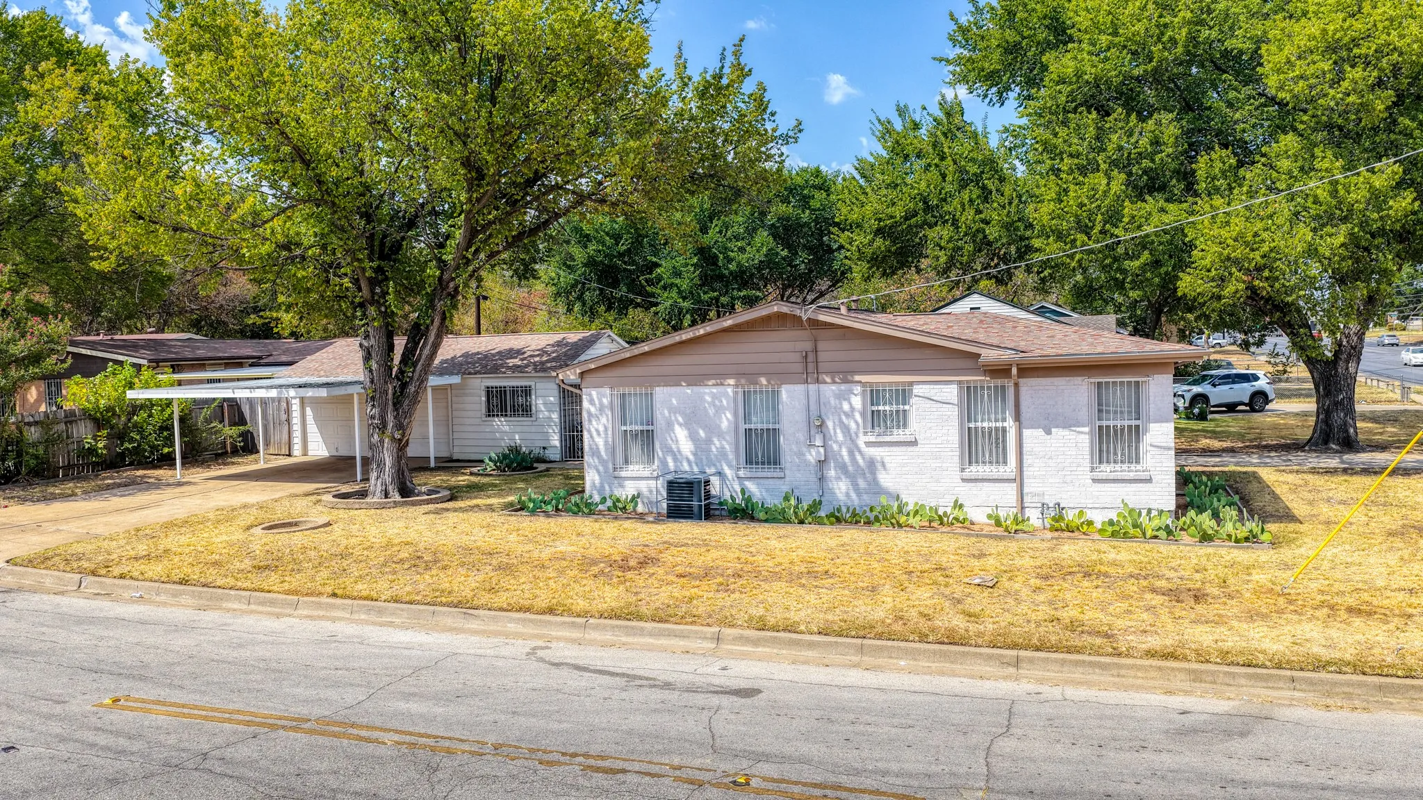 Single Family Residence For Sale in Tarrant County , 3008 Miller Avenue, Fort Worth, Texas 76105, 3 Bedroom, 2 Bathroom, 2 Garage spaces, 1,399 Sqft, built in 1954, mls#21382305, Real Estate Agent in Fort Worth, Homes For Sale in Tarrant county, Homes For Sale in Fort Worth, Realtor in Fort Worth Texas, Real Estate Brokerage Independent Realty Texas, Luminita Cordes Realtor