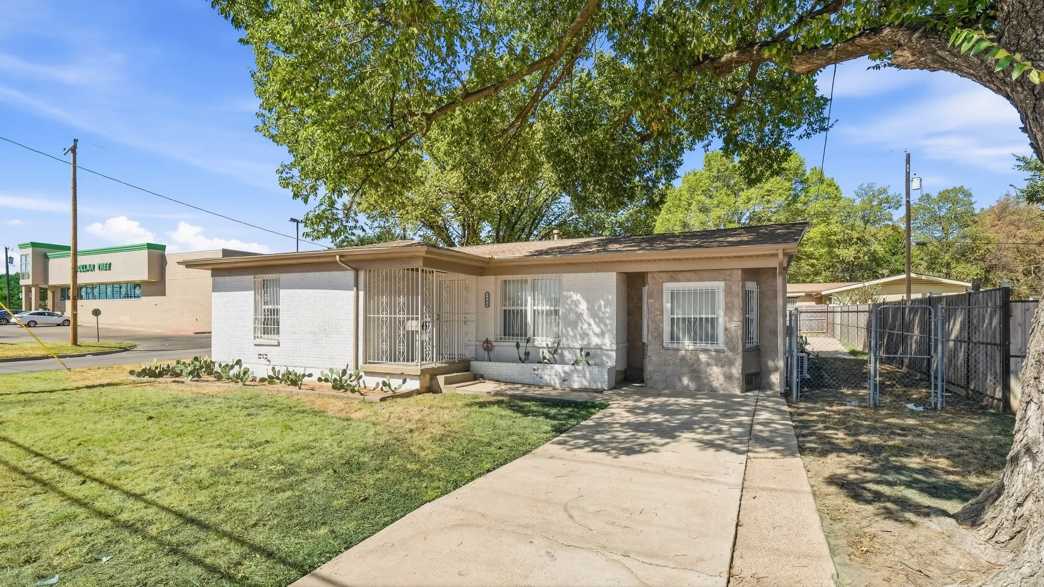 Single Family Residence For Sale in Tarrant County , 3008 Miller Avenue, Fort Worth, Texas 76105, 3 Bedroom, 2 Bathroom, 2 Garage spaces, 1,399 Sqft, built in 1954, mls#21382305, Real Estate Agent in Fort Worth, Homes For Sale in Tarrant county, Homes For Sale in Fort Worth, Realtor in Fort Worth Texas, Real Estate Brokerage Independent Realty Texas, Luminita Cordes Realtor