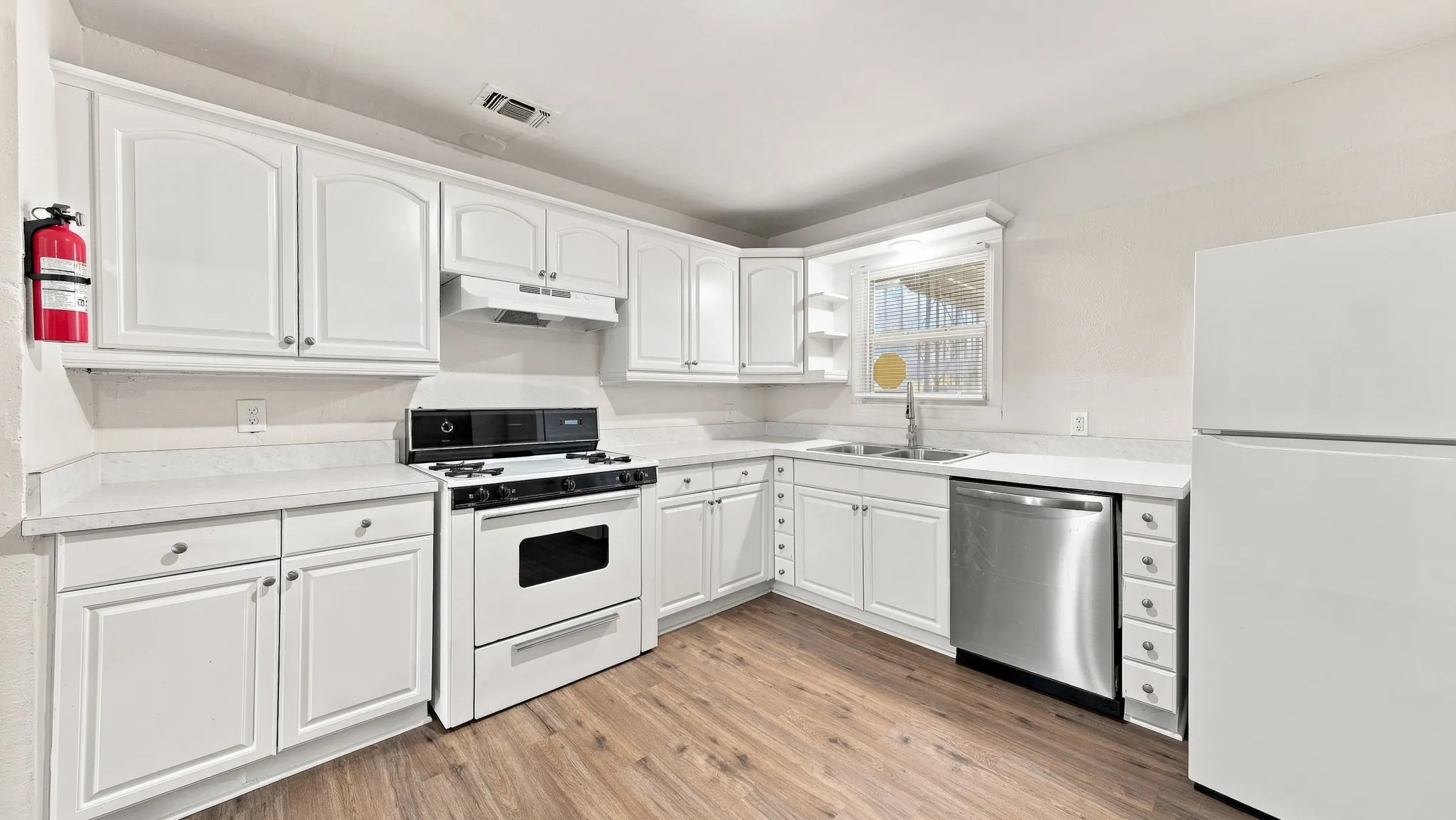 Single Family Residence For Sale in Tarrant County , 3008 Miller Avenue, Fort Worth, Texas 76105, 3 Bedroom, 2 Bathroom, 2 Garage spaces, 1,399 Sqft, built in 1954, mls#21382305, Real Estate Agent in Fort Worth, Homes For Sale in Tarrant county, Homes For Sale in Fort Worth, Realtor in Fort Worth Texas, Real Estate Brokerage Independent Realty Texas, Luminita Cordes Realtor