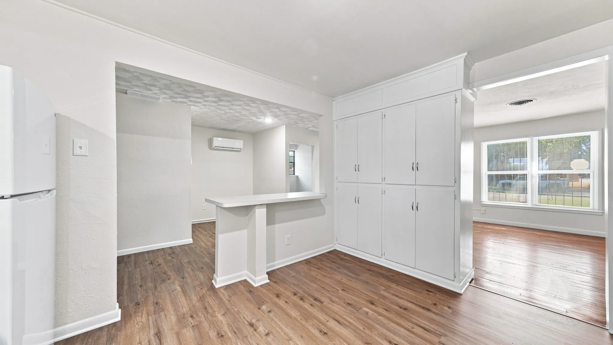 Single Family Residence For Sale in Tarrant County , 3008 Miller Avenue, Fort Worth, Texas 76105, 3 Bedroom, 2 Bathroom, 2 Garage spaces, 1,399 Sqft, built in 1954, mls#21382305, Real Estate Agent in Fort Worth, Homes For Sale in Tarrant county, Homes For Sale in Fort Worth, Realtor in Fort Worth Texas, Real Estate Brokerage Independent Realty Texas, Luminita Cordes Realtor