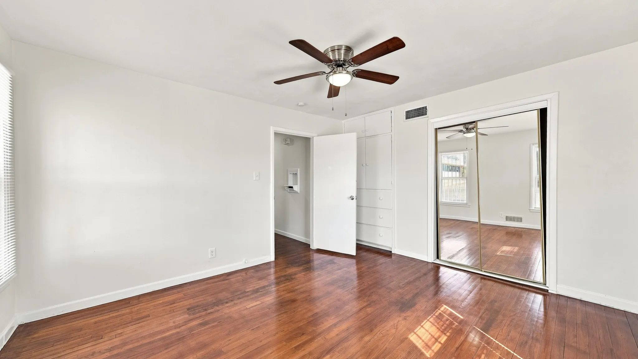 Single Family Residence For Sale in Tarrant County , 3008 Miller Avenue, Fort Worth, Texas 76105, 3 Bedroom, 2 Bathroom, 2 Garage spaces, 1,399 Sqft, built in 1954, mls#21382305, Real Estate Agent in Fort Worth, Homes For Sale in Tarrant county, Homes For Sale in Fort Worth, Realtor in Fort Worth Texas, Real Estate Brokerage Independent Realty Texas, Luminita Cordes Realtor