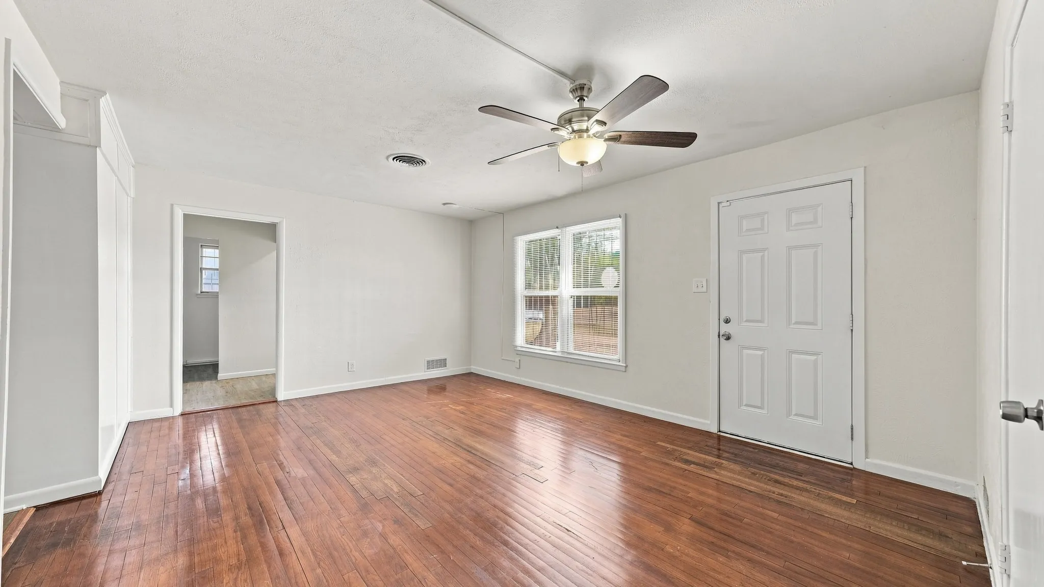 Single Family Residence For Sale in Tarrant County , 3008 Miller Avenue, Fort Worth, Texas 76105, 3 Bedroom, 2 Bathroom, 2 Garage spaces, 1,399 Sqft, built in 1954, mls#21382305, Real Estate Agent in Fort Worth, Homes For Sale in Tarrant county, Homes For Sale in Fort Worth, Realtor in Fort Worth Texas, Real Estate Brokerage Independent Realty Texas, Luminita Cordes Realtor