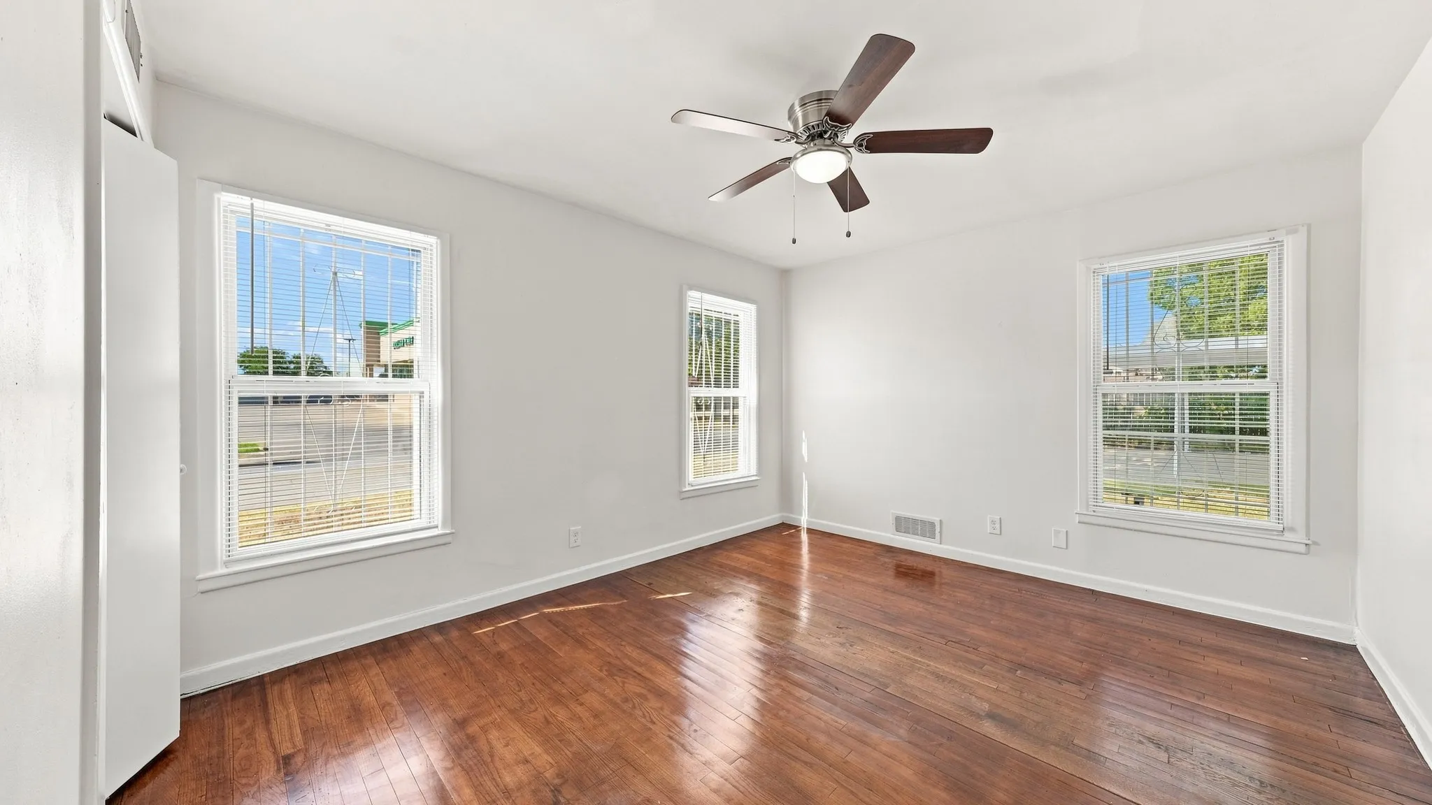 Single Family Residence For Sale in Tarrant County , 3008 Miller Avenue, Fort Worth, Texas 76105, 3 Bedroom, 2 Bathroom, 2 Garage spaces, 1,399 Sqft, built in 1954, mls#21382305, Real Estate Agent in Fort Worth, Homes For Sale in Tarrant county, Homes For Sale in Fort Worth, Realtor in Fort Worth Texas, Real Estate Brokerage Independent Realty Texas, Luminita Cordes Realtor