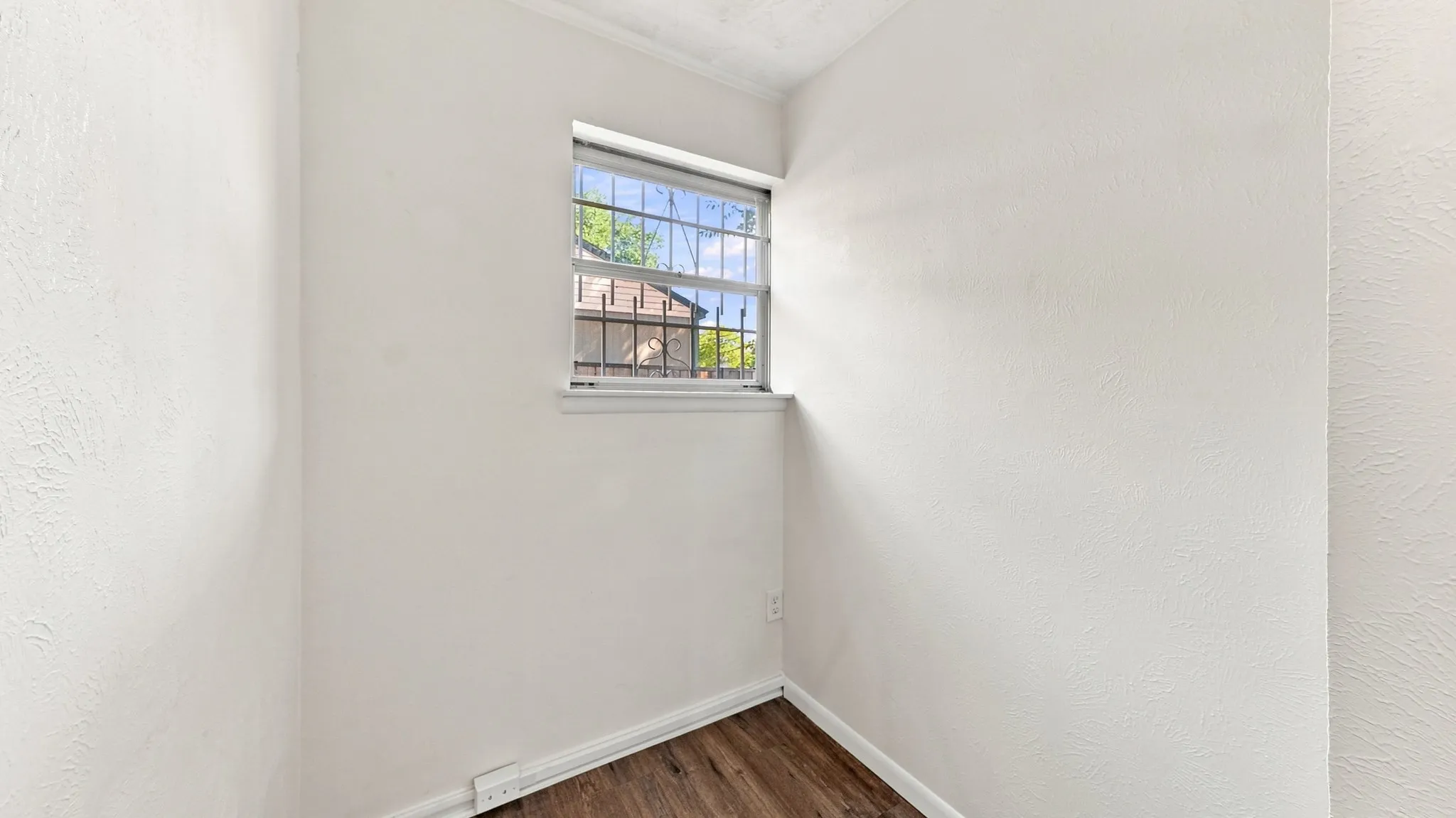 Single Family Residence For Sale in Tarrant County , 3008 Miller Avenue, Fort Worth, Texas 76105, 3 Bedroom, 2 Bathroom, 2 Garage spaces, 1,399 Sqft, built in 1954, mls#21382305, Real Estate Agent in Fort Worth, Homes For Sale in Tarrant county, Homes For Sale in Fort Worth, Realtor in Fort Worth Texas, Real Estate Brokerage Independent Realty Texas, Luminita Cordes Realtor