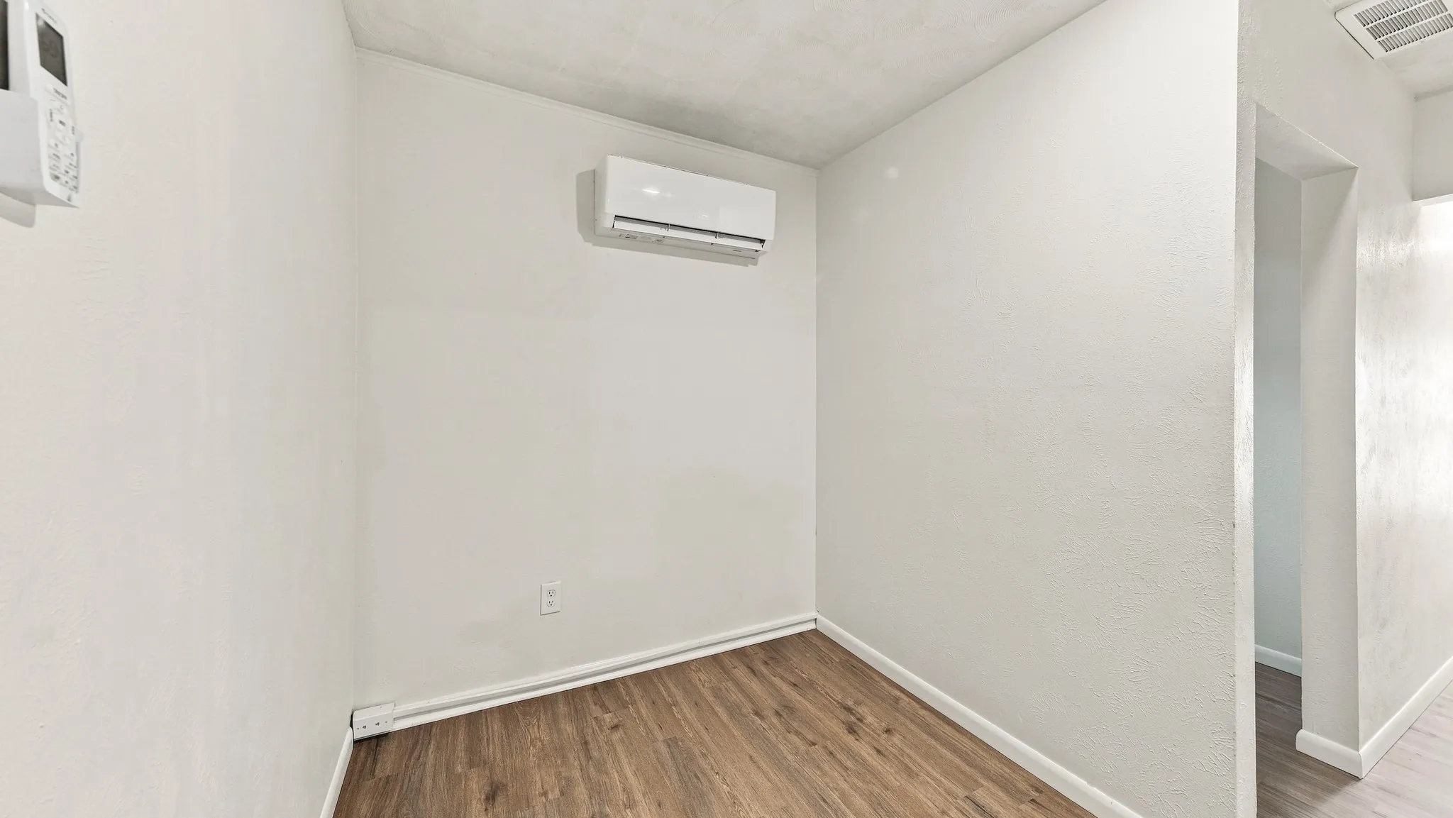 Single Family Residence For Sale in Tarrant County , 3008 Miller Avenue, Fort Worth, Texas 76105, 3 Bedroom, 2 Bathroom, 2 Garage spaces, 1,399 Sqft, built in 1954, mls#21382305, Real Estate Agent in Fort Worth, Homes For Sale in Tarrant county, Homes For Sale in Fort Worth, Realtor in Fort Worth Texas, Real Estate Brokerage Independent Realty Texas, Luminita Cordes Realtor