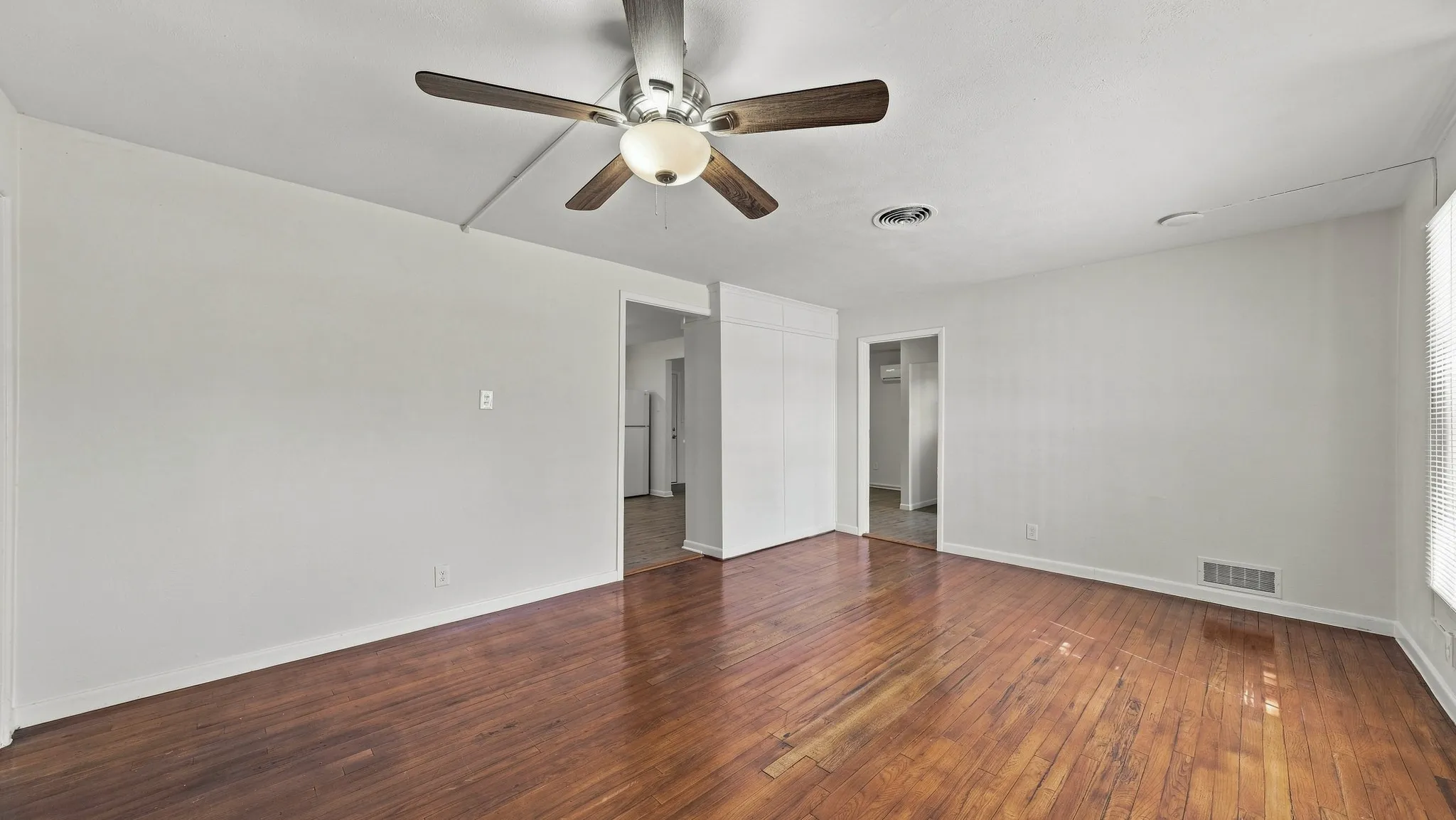 Single Family Residence For Sale in Tarrant County , 3008 Miller Avenue, Fort Worth, Texas 76105, 3 Bedroom, 2 Bathroom, 2 Garage spaces, 1,399 Sqft, built in 1954, mls#21382305, Real Estate Agent in Fort Worth, Homes For Sale in Tarrant county, Homes For Sale in Fort Worth, Realtor in Fort Worth Texas, Real Estate Brokerage Independent Realty Texas, Luminita Cordes Realtor