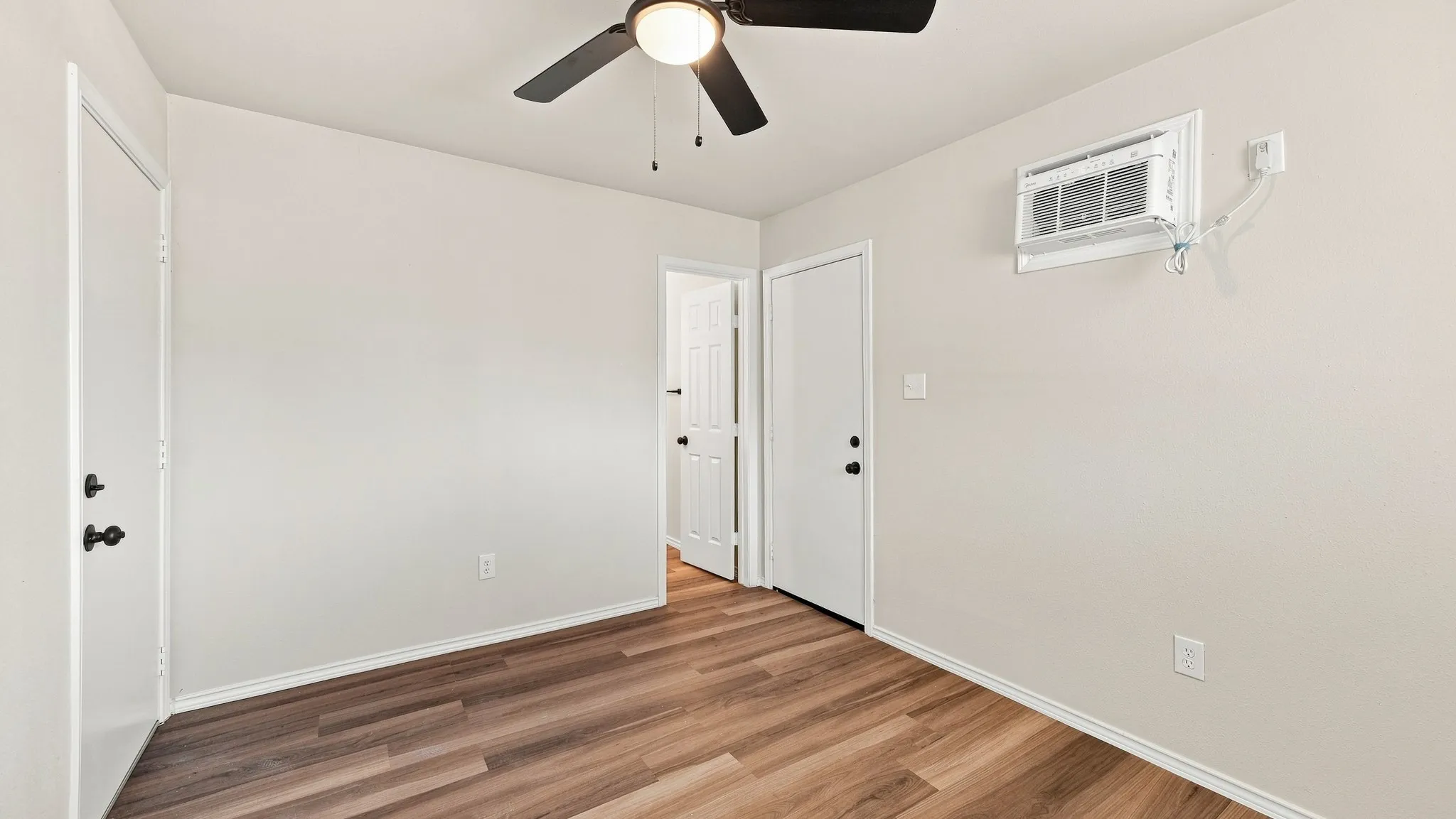 Single Family Residence For Sale in Tarrant County , 3008 Miller Avenue, Fort Worth, Texas 76105, 3 Bedroom, 2 Bathroom, 2 Garage spaces, 1,399 Sqft, built in 1954, mls#21382305, Real Estate Agent in Fort Worth, Homes For Sale in Tarrant county, Homes For Sale in Fort Worth, Realtor in Fort Worth Texas, Real Estate Brokerage Independent Realty Texas, Luminita Cordes Realtor