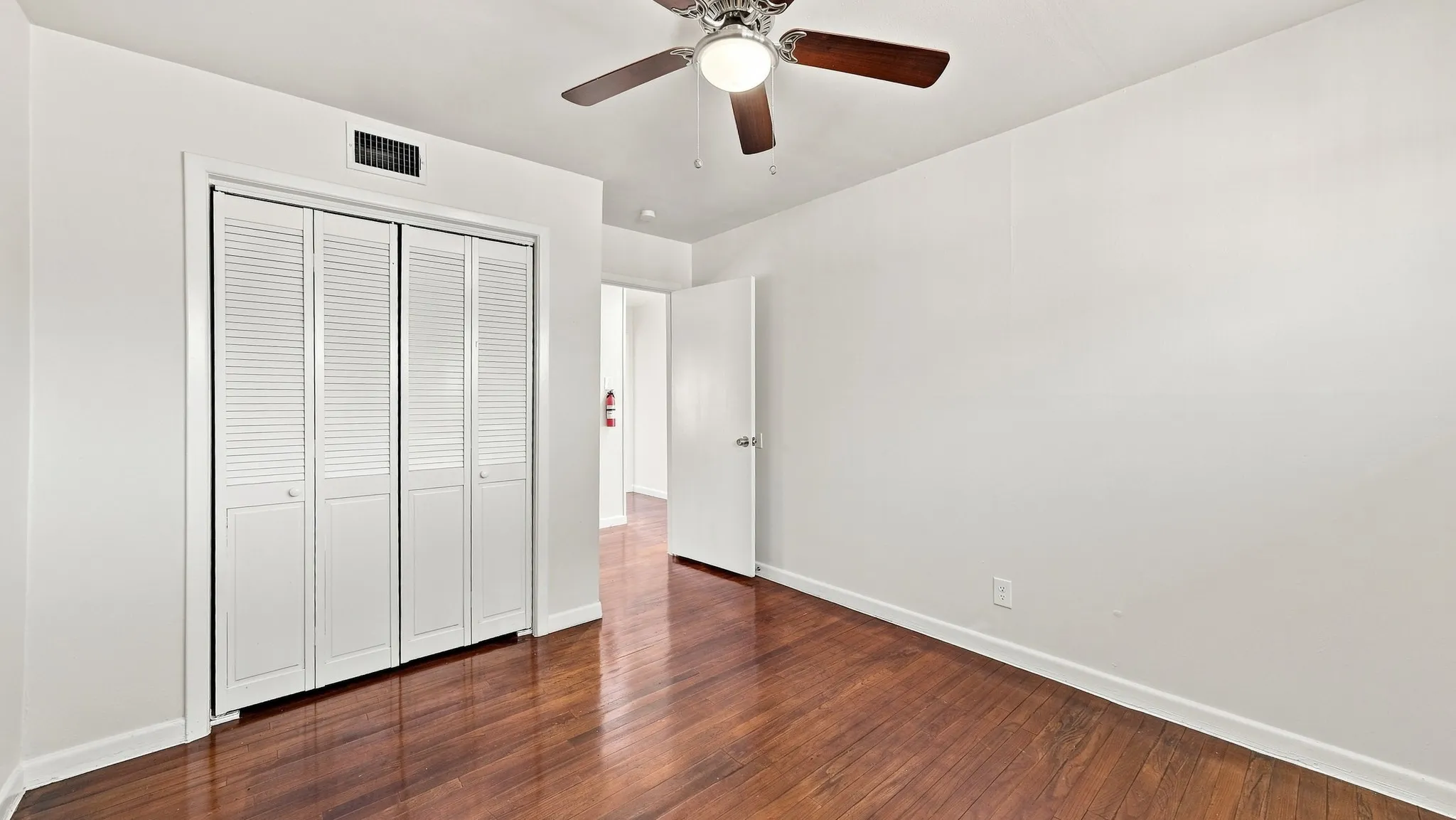 Single Family Residence For Sale in Tarrant County , 3008 Miller Avenue, Fort Worth, Texas 76105, 3 Bedroom, 2 Bathroom, 2 Garage spaces, 1,399 Sqft, built in 1954, mls#21382305, Real Estate Agent in Fort Worth, Homes For Sale in Tarrant county, Homes For Sale in Fort Worth, Realtor in Fort Worth Texas, Real Estate Brokerage Independent Realty Texas, Luminita Cordes Realtor