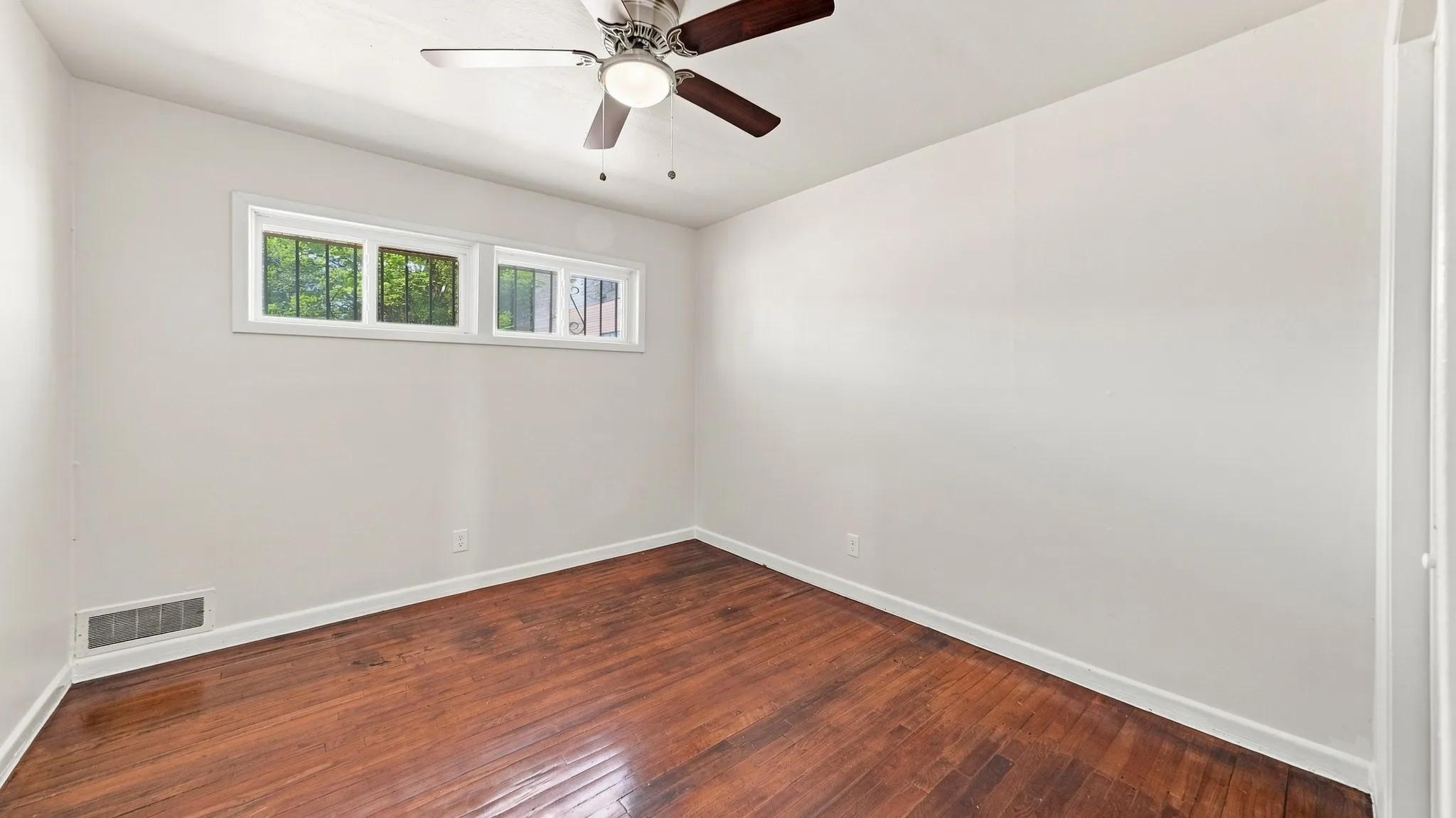 Single Family Residence For Sale in Tarrant County , 3008 Miller Avenue, Fort Worth, Texas 76105, 3 Bedroom, 2 Bathroom, 2 Garage spaces, 1,399 Sqft, built in 1954, mls#21382305, Real Estate Agent in Fort Worth, Homes For Sale in Tarrant county, Homes For Sale in Fort Worth, Realtor in Fort Worth Texas, Real Estate Brokerage Independent Realty Texas, Luminita Cordes Realtor