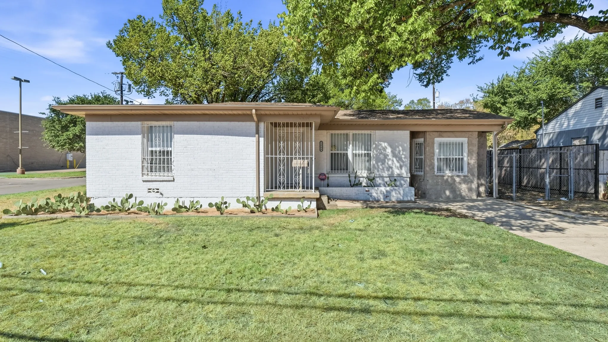 Single Family Residence For Sale in Tarrant County , 3008 Miller Avenue, Fort Worth, Texas 76105, 3 Bedroom, 2 Bathroom, 2 Garage spaces, 1,399 Sqft, built in 1954, mls#21382305, Real Estate Agent in Fort Worth, Homes For Sale in Tarrant county, Homes For Sale in Fort Worth, Realtor in Fort Worth Texas, Real Estate Brokerage Independent Realty Texas, Luminita Cordes Realtor