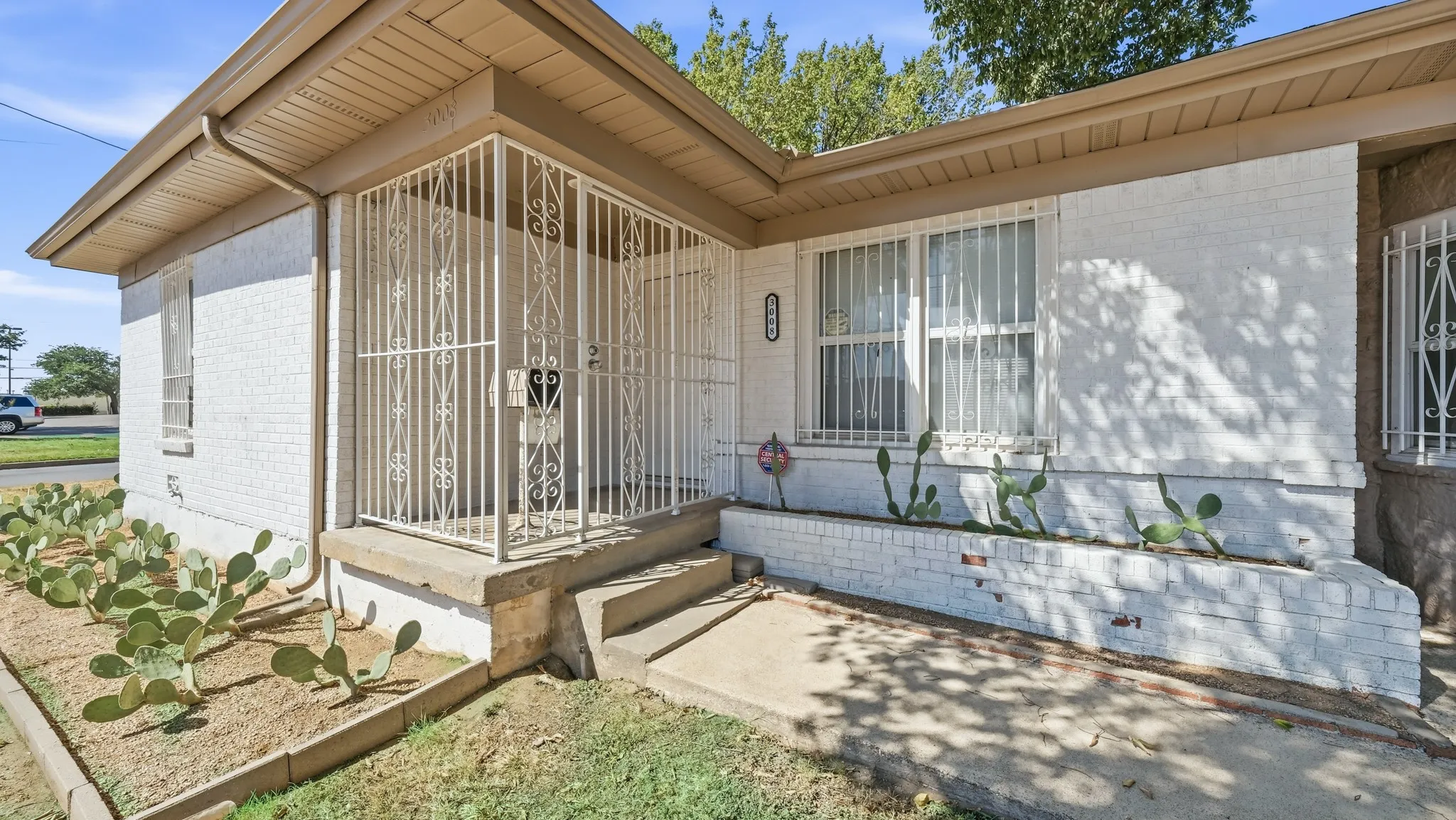 Single Family Residence For Sale in Tarrant County , 3008 Miller Avenue, Fort Worth, Texas 76105, 3 Bedroom, 2 Bathroom, 2 Garage spaces, 1,399 Sqft, built in 1954, mls#21382305, Real Estate Agent in Fort Worth, Homes For Sale in Tarrant county, Homes For Sale in Fort Worth, Realtor in Fort Worth Texas, Real Estate Brokerage Independent Realty Texas, Luminita Cordes Realtor