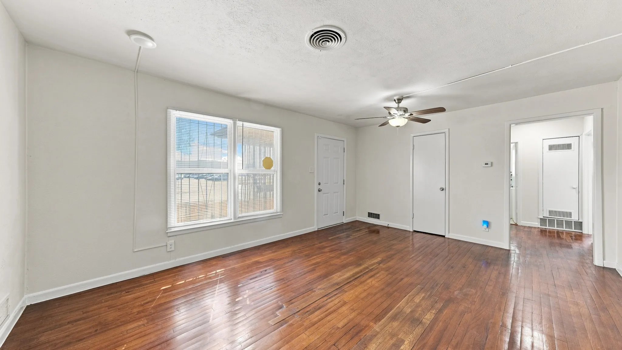 Single Family Residence For Sale in Tarrant County , 3008 Miller Avenue, Fort Worth, Texas 76105, 3 Bedroom, 2 Bathroom, 2 Garage spaces, 1,399 Sqft, built in 1954, mls#21382305, Real Estate Agent in Fort Worth, Homes For Sale in Tarrant county, Homes For Sale in Fort Worth, Realtor in Fort Worth Texas, Real Estate Brokerage Independent Realty Texas, Luminita Cordes Realtor