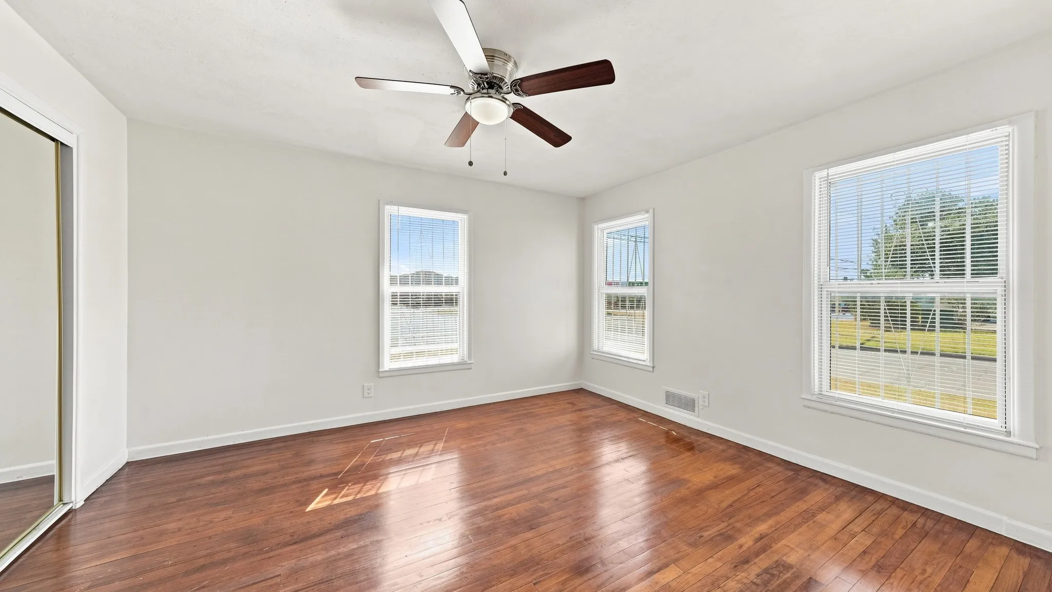 Single Family Residence For Sale in Tarrant County , 3008 Miller Avenue, Fort Worth, Texas 76105, 3 Bedroom, 2 Bathroom, 2 Garage spaces, 1,399 Sqft, built in 1954, mls#21382305, Real Estate Agent in Fort Worth, Homes For Sale in Tarrant county, Homes For Sale in Fort Worth, Realtor in Fort Worth Texas, Real Estate Brokerage Independent Realty Texas, Luminita Cordes Realtor