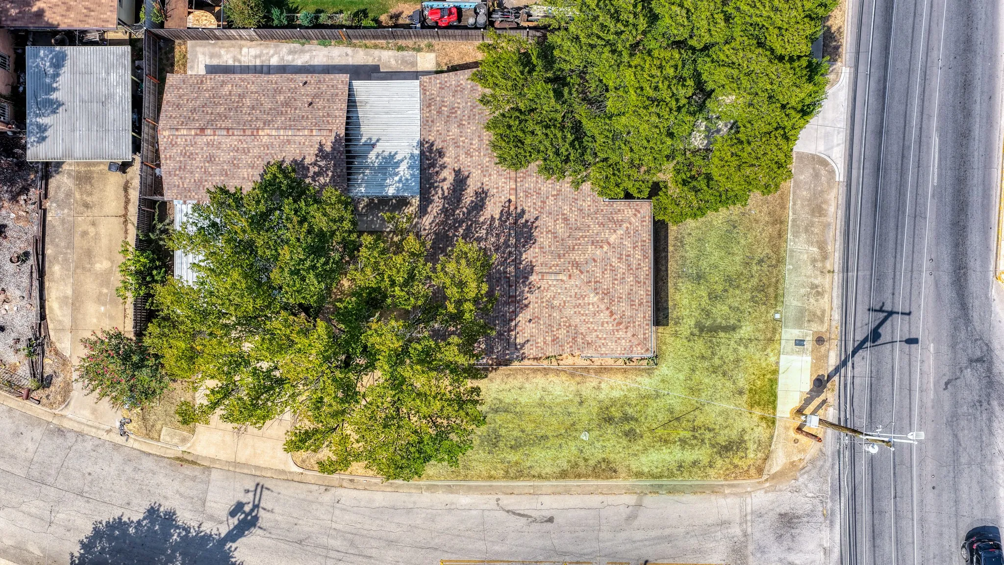 Single Family Residence For Sale in Tarrant County , 3008 Miller Avenue, Fort Worth, Texas 76105, 3 Bedroom, 2 Bathroom, 2 Garage spaces, 1,399 Sqft, built in 1954, mls#21382305, Real Estate Agent in Fort Worth, Homes For Sale in Tarrant county, Homes For Sale in Fort Worth, Realtor in Fort Worth Texas, Real Estate Brokerage Independent Realty Texas, Luminita Cordes Realtor