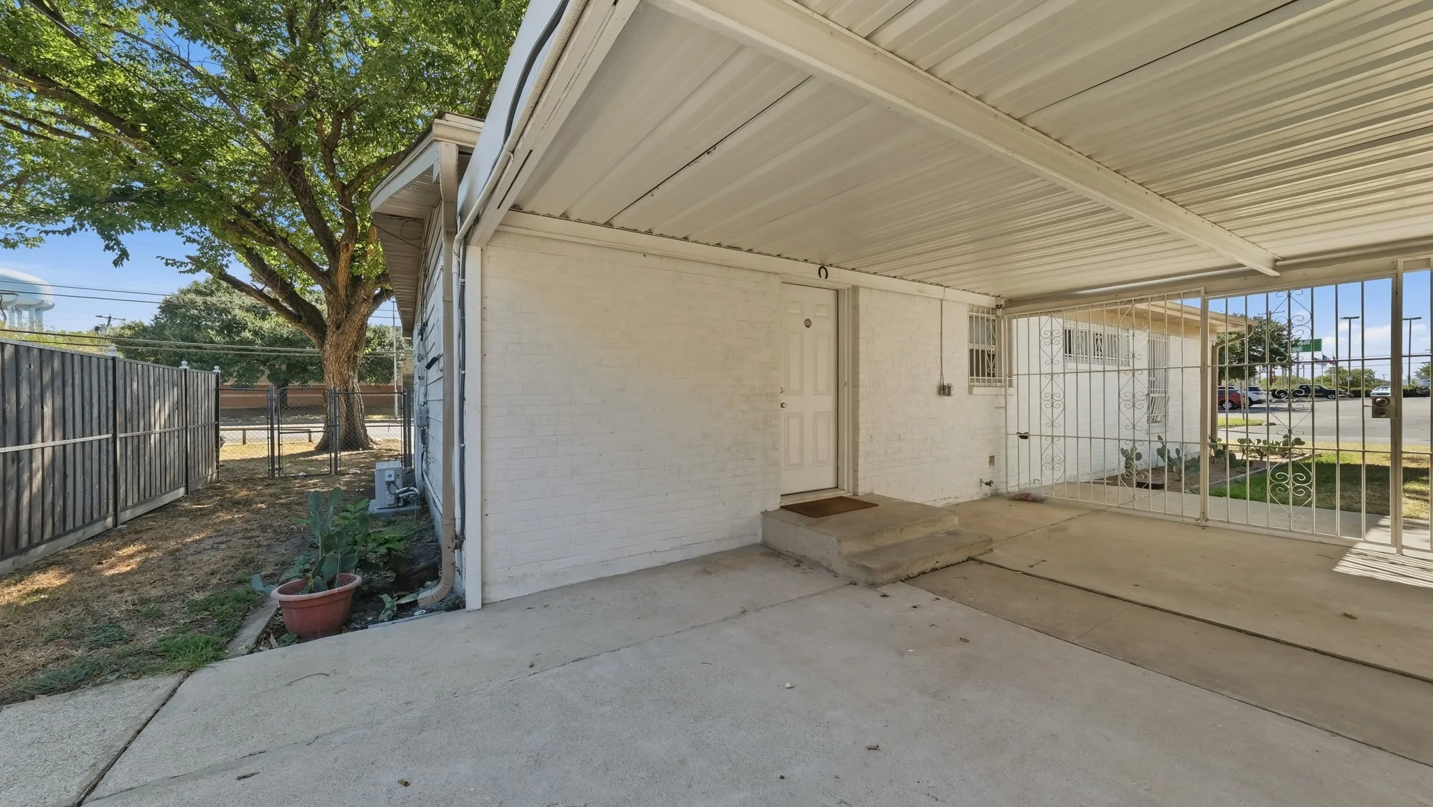 Single Family Residence For Sale in Tarrant County , 3008 Miller Avenue, Fort Worth, Texas 76105, 3 Bedroom, 2 Bathroom, 2 Garage spaces, 1,399 Sqft, built in 1954, mls#21382305, Real Estate Agent in Fort Worth, Homes For Sale in Tarrant county, Homes For Sale in Fort Worth, Realtor in Fort Worth Texas, Real Estate Brokerage Independent Realty Texas, Luminita Cordes Realtor