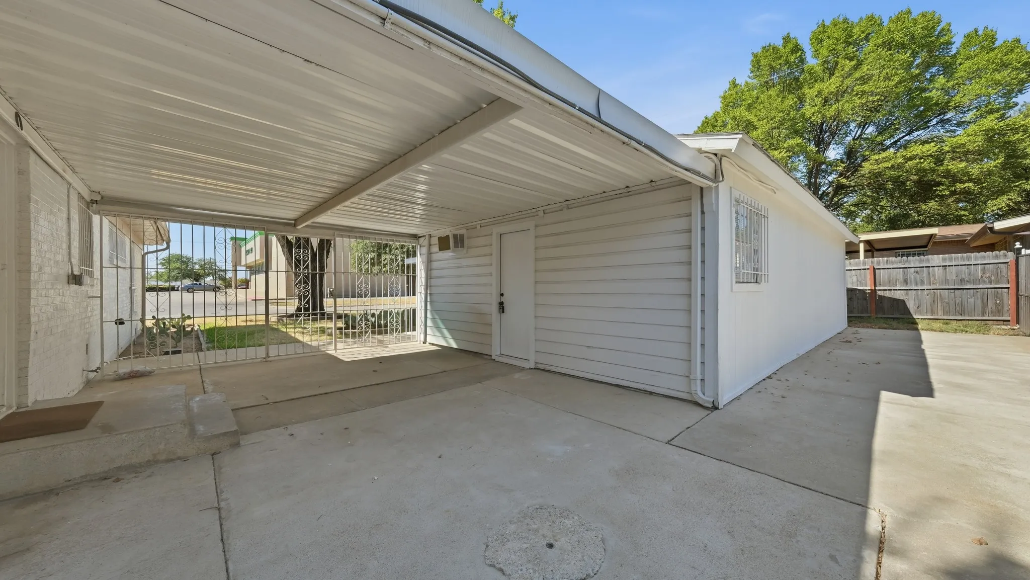 Single Family Residence For Sale in Tarrant County , 3008 Miller Avenue, Fort Worth, Texas 76105, 3 Bedroom, 2 Bathroom, 2 Garage spaces, 1,399 Sqft, built in 1954, mls#21382305, Real Estate Agent in Fort Worth, Homes For Sale in Tarrant county, Homes For Sale in Fort Worth, Realtor in Fort Worth Texas, Real Estate Brokerage Independent Realty Texas, Luminita Cordes Realtor