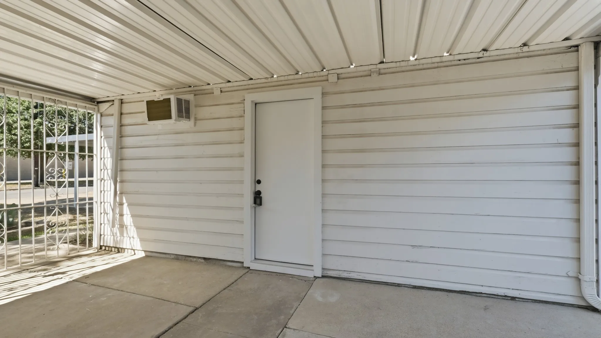 Single Family Residence For Sale in Tarrant County , 3008 Miller Avenue, Fort Worth, Texas 76105, 3 Bedroom, 2 Bathroom, 2 Garage spaces, 1,399 Sqft, built in 1954, mls#21382305, Real Estate Agent in Fort Worth, Homes For Sale in Tarrant county, Homes For Sale in Fort Worth, Realtor in Fort Worth Texas, Real Estate Brokerage Independent Realty Texas, Luminita Cordes Realtor