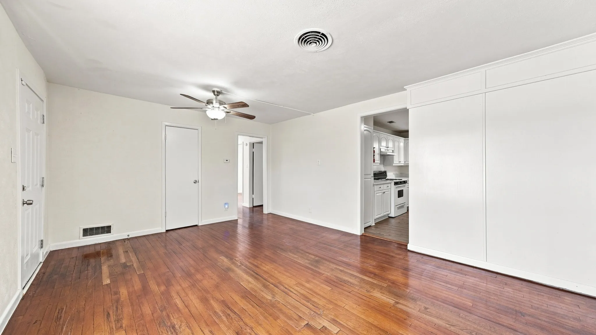 Single Family Residence For Sale in Tarrant County , 3008 Miller Avenue, Fort Worth, Texas 76105, 3 Bedroom, 2 Bathroom, 2 Garage spaces, 1,399 Sqft, built in 1954, mls#21382305, Real Estate Agent in Fort Worth, Homes For Sale in Tarrant county, Homes For Sale in Fort Worth, Realtor in Fort Worth Texas, Real Estate Brokerage Independent Realty Texas, Luminita Cordes Realtor