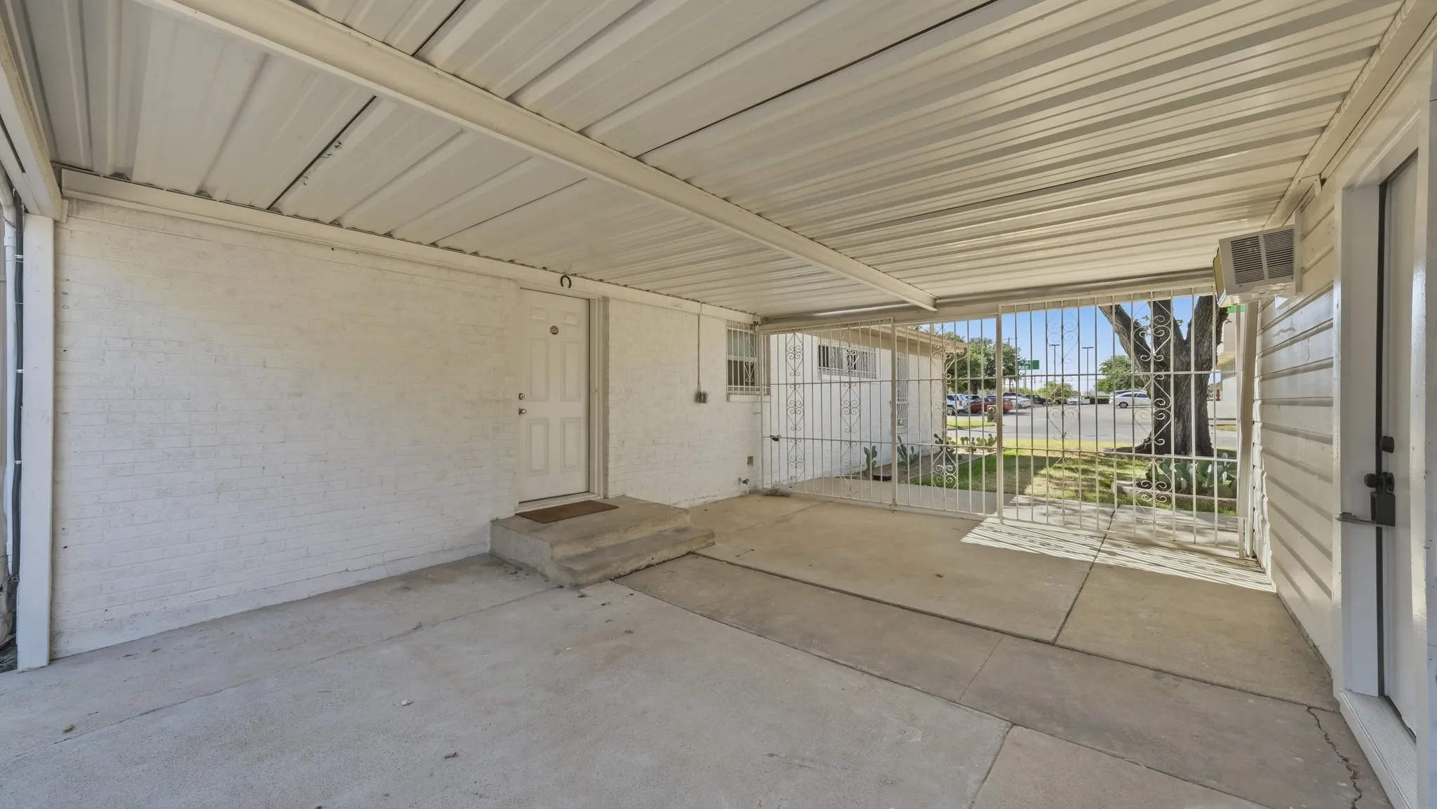 Single Family Residence For Sale in Tarrant County , 3008 Miller Avenue, Fort Worth, Texas 76105, 3 Bedroom, 2 Bathroom, 2 Garage spaces, 1,399 Sqft, built in 1954, mls#21382305, Real Estate Agent in Fort Worth, Homes For Sale in Tarrant county, Homes For Sale in Fort Worth, Realtor in Fort Worth Texas, Real Estate Brokerage Independent Realty Texas, Luminita Cordes Realtor