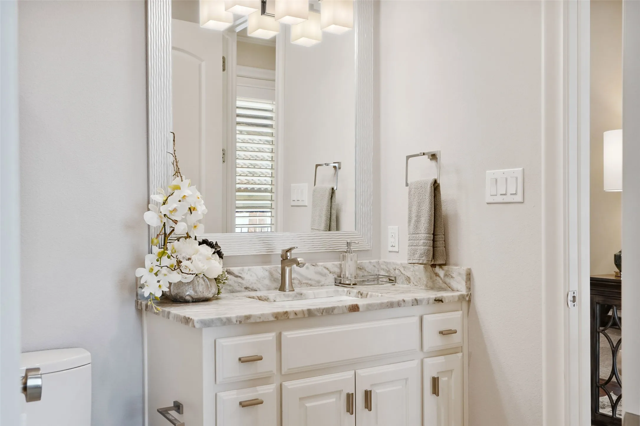 Single Family Residence For Sale in Collin County , 6908 Istina Drive, Mc Kinney, Texas 75072, 4 Bedroom, 4 Bathroom, 2 Garage spaces, 3,189 Sqft, built in 2017, mls#21368088, Real Estate Agent in Mc Kinney, Homes For Sale in Collin county, Homes For Sale in Mc Kinney, Realtor in Mc Kinney Texas, Real Estate Brokerage Independent Realty Texas, Luminita Cordes Realtor