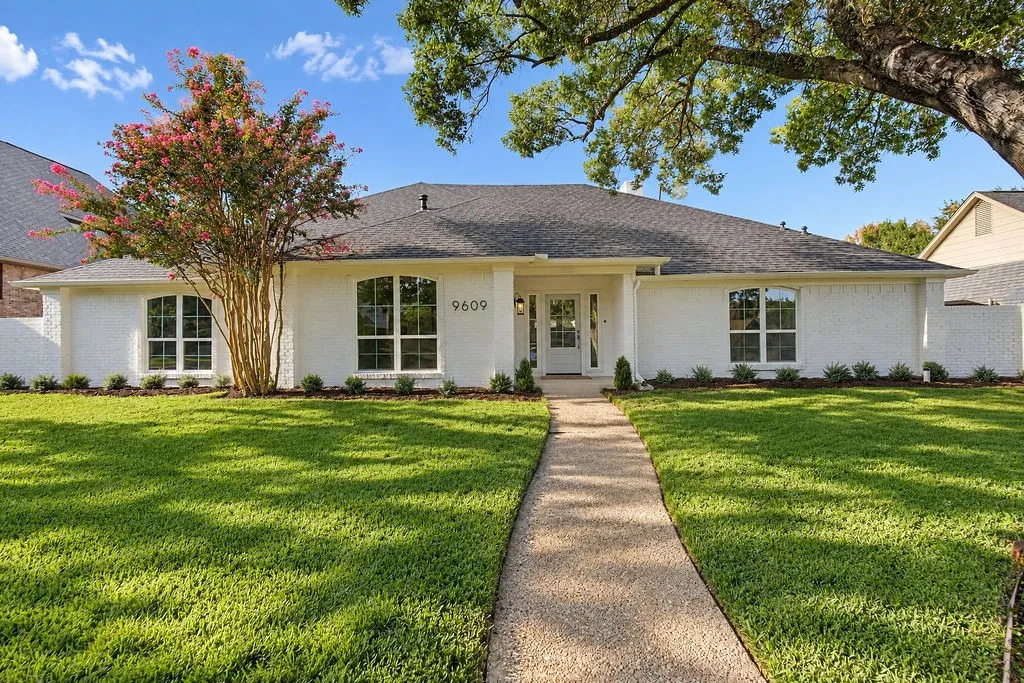 Single Family Residence For Sale in Dallas County , 9609 Viewside Drive, Dallas, Texas 75231, 4 Bedroom, 3 Bathroom, 2 Garage spaces, 3,212 Sqft, built in 1979, mls#21362313, Real Estate Agent in Dallas, Homes For Sale in Dallas county, Homes For Sale in Dallas, Realtor in Dallas Texas, Real Estate Brokerage Independent Realty Texas, Luminita Cordes Realtor