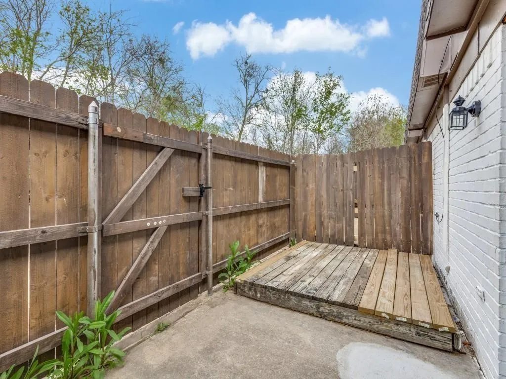 Townhouse For Rent in Tarrant County , 7700 Chapin Road 4, Fort Worth, Texas 76116, 2 Bedroom, 2 Bathroom, Garage spaces, 1,100 Sqft, built in 1979, mls#21383307, Real Estate Agent in Fort Worth, Homes For Rent in Tarrant county, Homes For Rent in Fort Worth, Realtor in Fort Worth Texas, Real Estate Brokerage Independent Realty Texas, Luminita Cordes Realtor