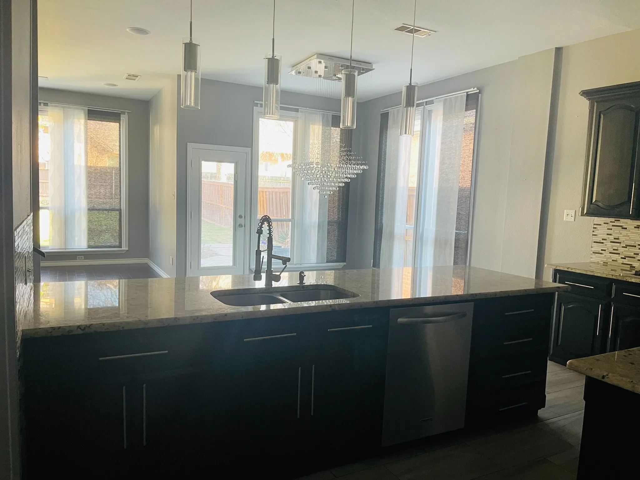 Single Family Residence For Rent in Tarrant County , 1214 Glenbury Court, Arlington, Texas 76006, 6 Bedroom, 4 Bathroom, 2 Garage spaces, 3,642 Sqft, built in 1995, mls#21383319, Real Estate Agent in Arlington, Homes For Rent in Tarrant county, Homes For Rent in Arlington, Realtor in Arlington Texas, Real Estate Brokerage Independent Realty Texas, Luminita Cordes Realtor