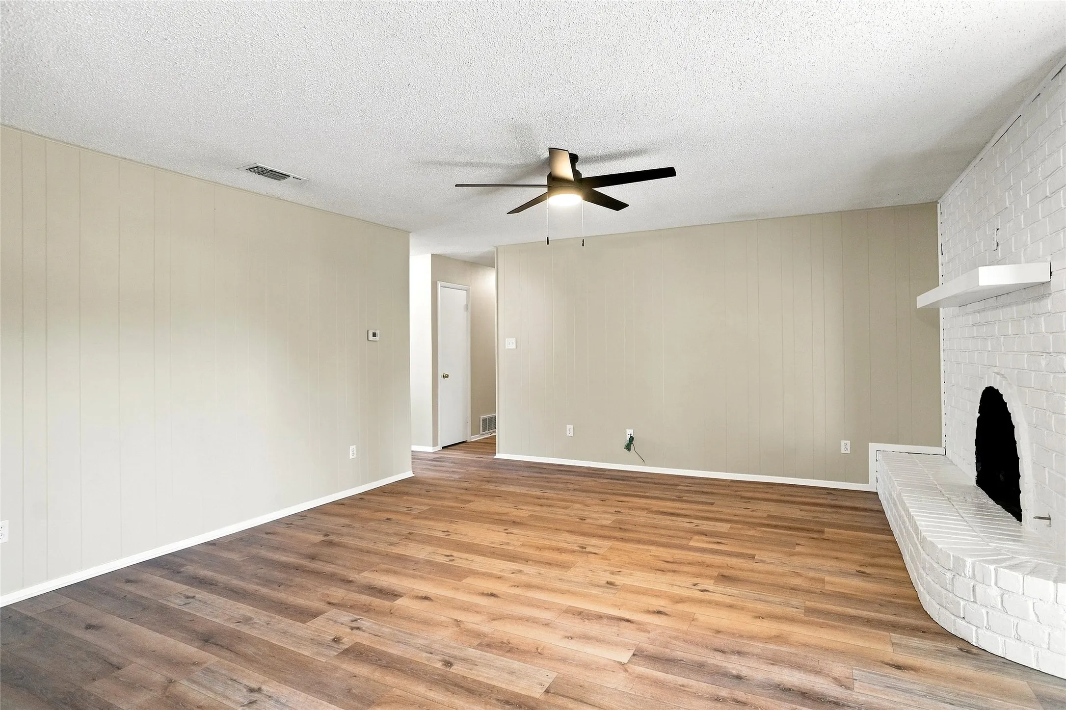 Single Family Residence For Sale in Tarrant County , 509 Hillside Road, Colleyville, Texas 76034, 3 Bedroom, 2 Bathroom, 2 Garage spaces, 1,600 Sqft, built in 1969, mls#21383280, Real Estate Agent in Colleyville, Homes For Sale in Tarrant county, Homes For Sale in Colleyville, Realtor in Colleyville Texas, Real Estate Brokerage Independent Realty Texas, Luminita Cordes Realtor