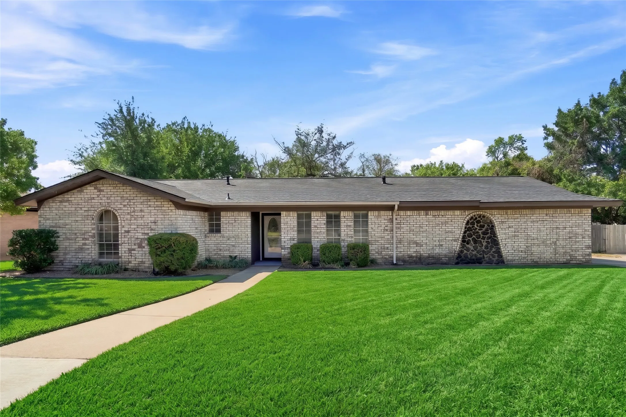 Single Family Residence For Sale in Tarrant County , 509 Hillside Road, Colleyville, Texas 76034, 3 Bedroom, 2 Bathroom, 2 Garage spaces, 1,600 Sqft, built in 1969, mls#21383280, Real Estate Agent in Colleyville, Homes For Sale in Tarrant county, Homes For Sale in Colleyville, Realtor in Colleyville Texas, Real Estate Brokerage Independent Realty Texas, Luminita Cordes Realtor