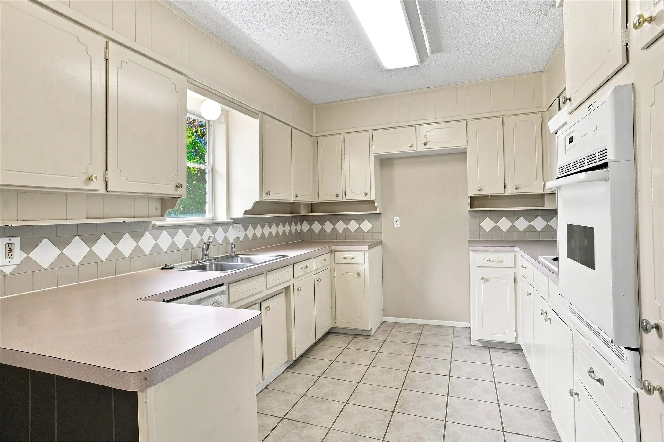 Single Family Residence For Sale in Tarrant County , 509 Hillside Road, Colleyville, Texas 76034, 3 Bedroom, 2 Bathroom, 2 Garage spaces, 1,600 Sqft, built in 1969, mls#21383280, Real Estate Agent in Colleyville, Homes For Sale in Tarrant county, Homes For Sale in Colleyville, Realtor in Colleyville Texas, Real Estate Brokerage Independent Realty Texas, Luminita Cordes Realtor