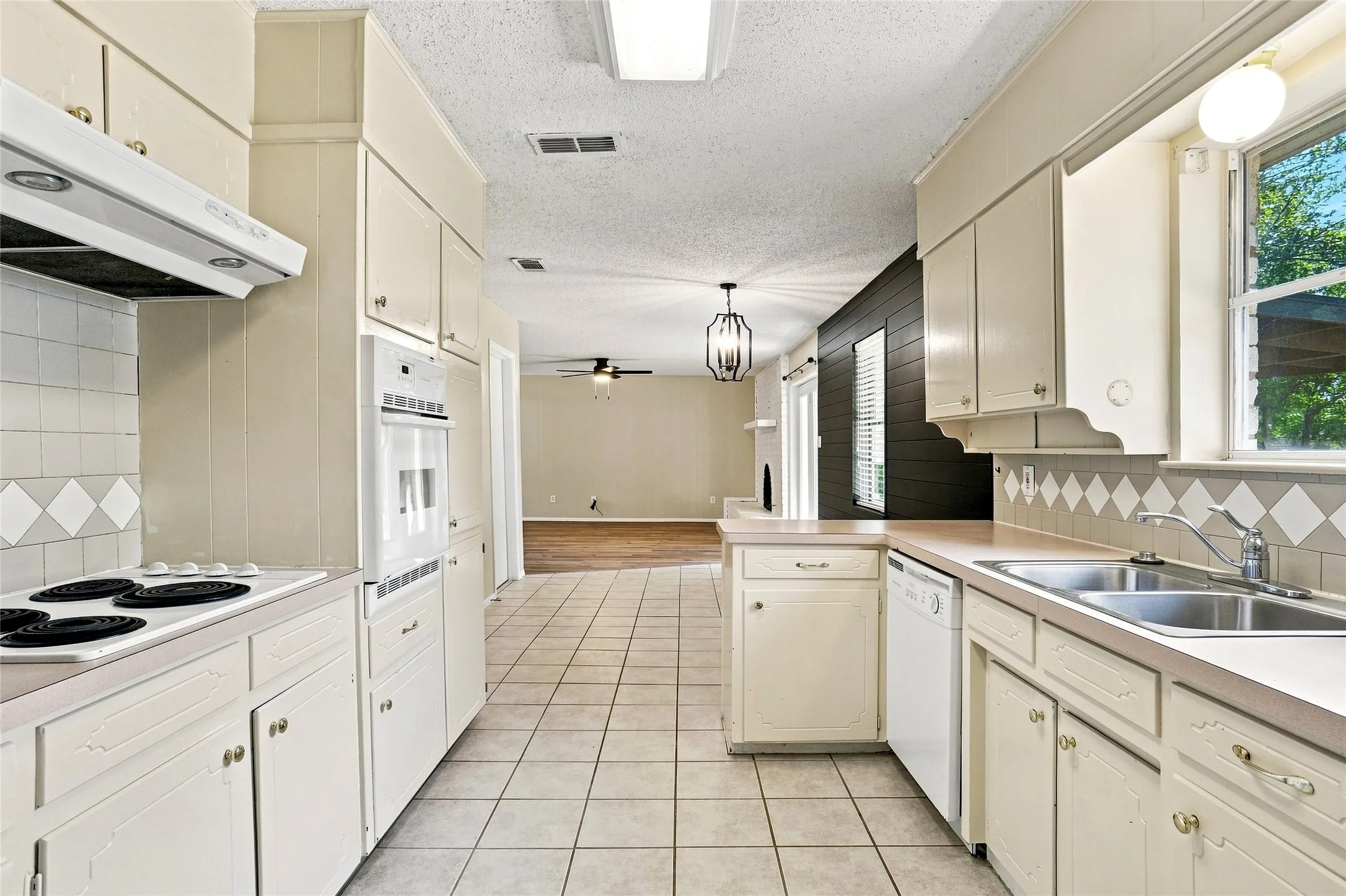 Single Family Residence For Sale in Tarrant County , 509 Hillside Road, Colleyville, Texas 76034, 3 Bedroom, 2 Bathroom, 2 Garage spaces, 1,600 Sqft, built in 1969, mls#21383280, Real Estate Agent in Colleyville, Homes For Sale in Tarrant county, Homes For Sale in Colleyville, Realtor in Colleyville Texas, Real Estate Brokerage Independent Realty Texas, Luminita Cordes Realtor