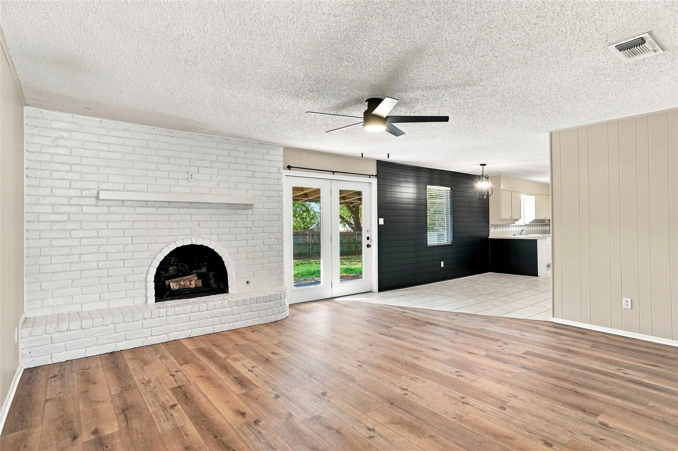 Single Family Residence For Sale in Tarrant County , 509 Hillside Road, Colleyville, Texas 76034, 3 Bedroom, 2 Bathroom, 2 Garage spaces, 1,600 Sqft, built in 1969, mls#21383280, Real Estate Agent in Colleyville, Homes For Sale in Tarrant county, Homes For Sale in Colleyville, Realtor in Colleyville Texas, Real Estate Brokerage Independent Realty Texas, Luminita Cordes Realtor