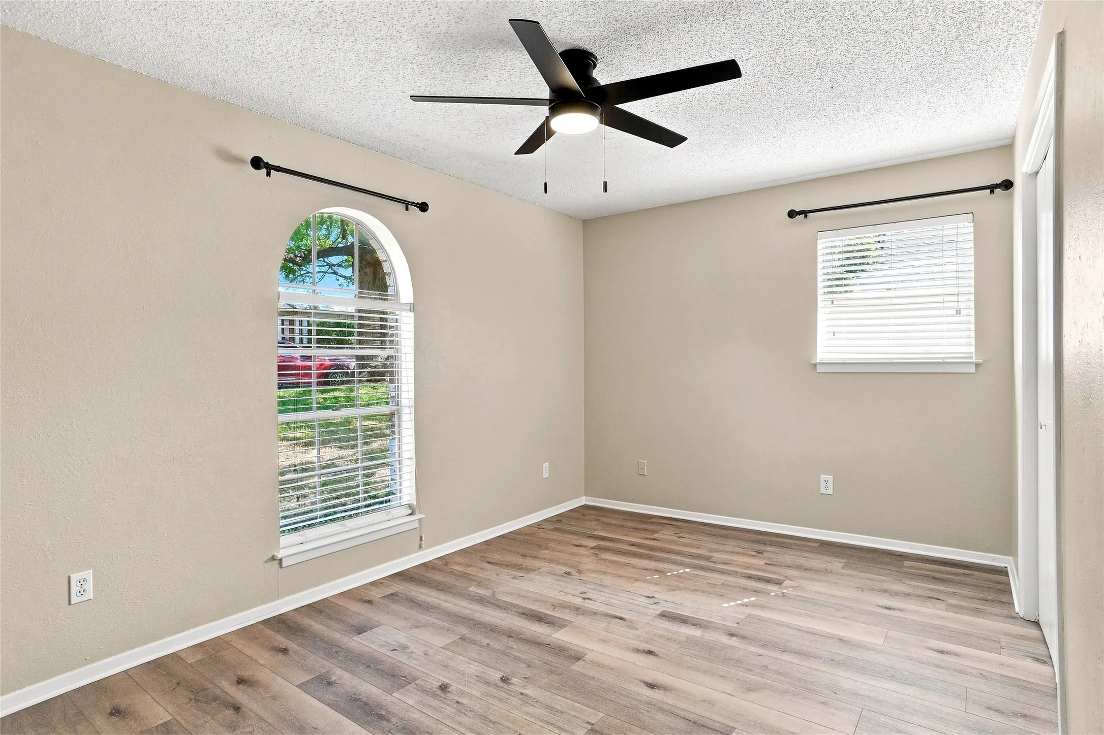 Single Family Residence For Sale in Tarrant County , 509 Hillside Road, Colleyville, Texas 76034, 3 Bedroom, 2 Bathroom, 2 Garage spaces, 1,600 Sqft, built in 1969, mls#21383280, Real Estate Agent in Colleyville, Homes For Sale in Tarrant county, Homes For Sale in Colleyville, Realtor in Colleyville Texas, Real Estate Brokerage Independent Realty Texas, Luminita Cordes Realtor