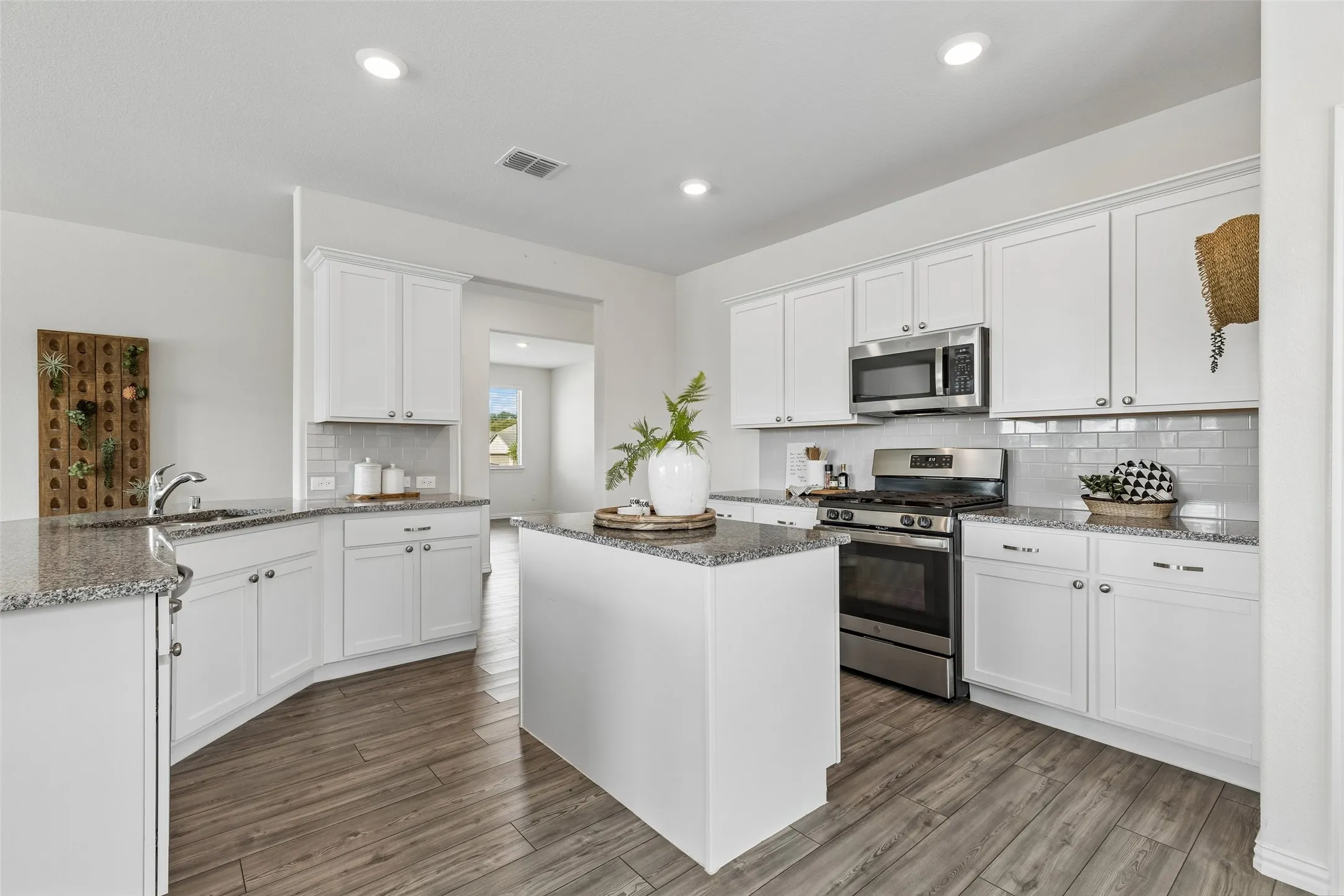 Single Family Residence For Sale in Denton County , 2000 Angus Drive, Little Elm, Texas 75068, 4 Bedroom, 2 Bathroom, 2 Garage spaces, 2,011 Sqft, built in 2020, mls#21383183, Real Estate Agent in Little Elm, Homes For Sale in Denton county, Homes For Sale in Little Elm, Realtor in Little Elm Texas, Real Estate Brokerage Independent Realty Texas, Luminita Cordes Realtor