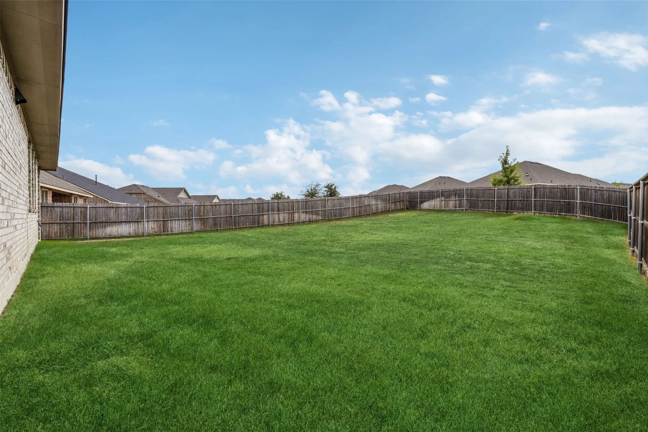 Single Family Residence For Sale in Denton County , 2000 Angus Drive, Little Elm, Texas 75068, 4 Bedroom, 2 Bathroom, 2 Garage spaces, 2,011 Sqft, built in 2020, mls#21383183, Real Estate Agent in Little Elm, Homes For Sale in Denton county, Homes For Sale in Little Elm, Realtor in Little Elm Texas, Real Estate Brokerage Independent Realty Texas, Luminita Cordes Realtor