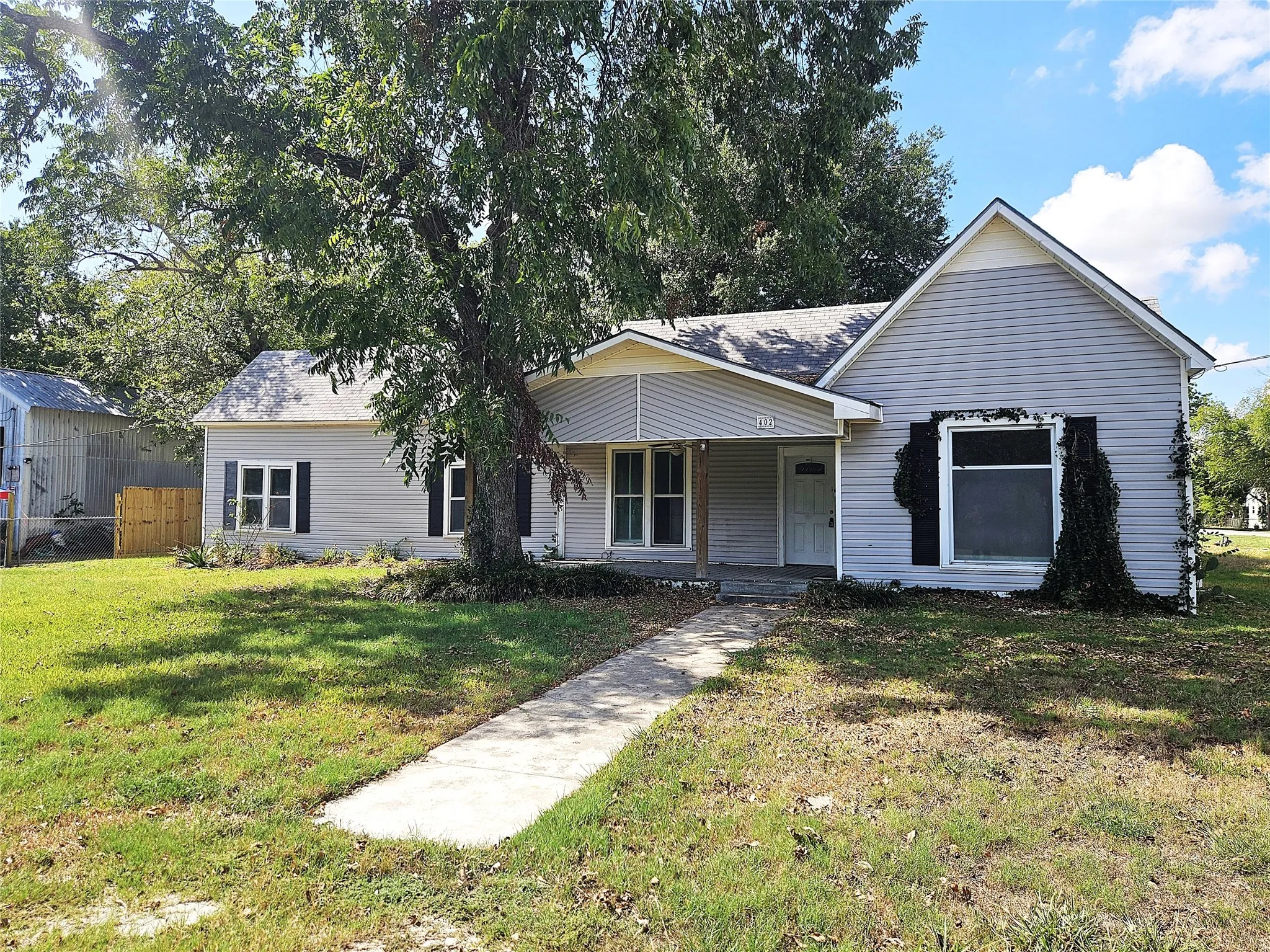 Single Family Residence For Sale in Limestone County , 402 E State Street, Groesbeck, Texas 76642, 3 Bedroom, 2 Bathroom, Garage spaces, 1,812 Sqft, built in 0, mls#21383081, Real Estate Agent in Groesbeck, Homes For Sale in Limestone county, Homes For Sale in Groesbeck, Realtor in Groesbeck Texas, Real Estate Brokerage Independent Realty Texas, Luminita Cordes Realtor