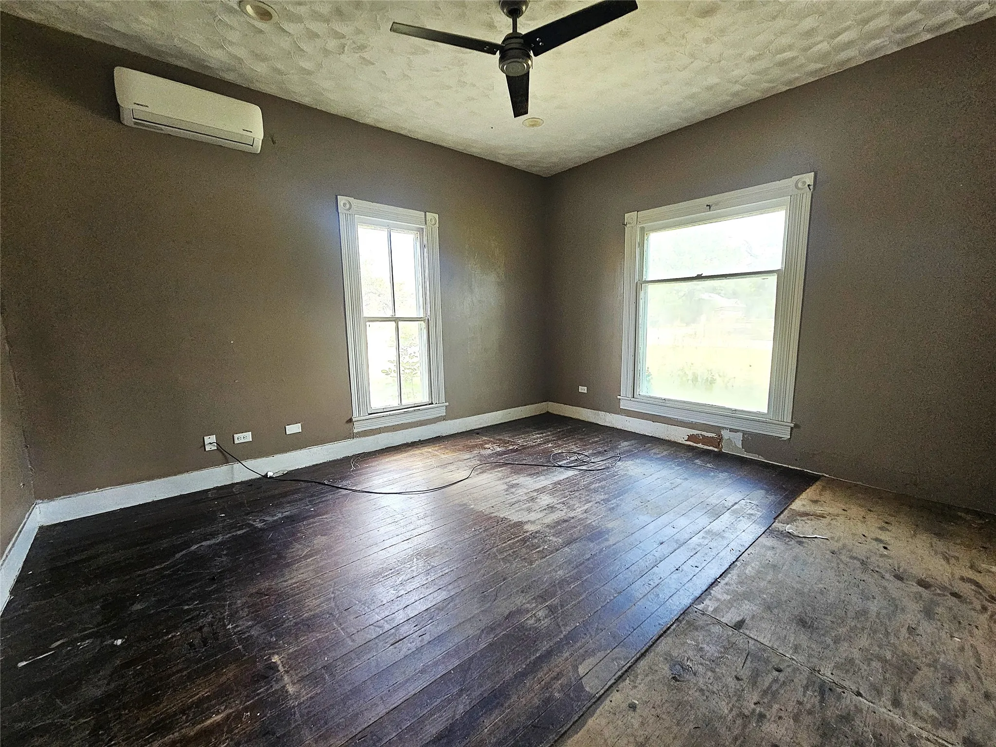 Single Family Residence For Sale in Limestone County , 402 E State Street, Groesbeck, Texas 76642, 3 Bedroom, 2 Bathroom, Garage spaces, 1,812 Sqft, built in 0, mls#21383081, Real Estate Agent in Groesbeck, Homes For Sale in Limestone county, Homes For Sale in Groesbeck, Realtor in Groesbeck Texas, Real Estate Brokerage Independent Realty Texas, Luminita Cordes Realtor