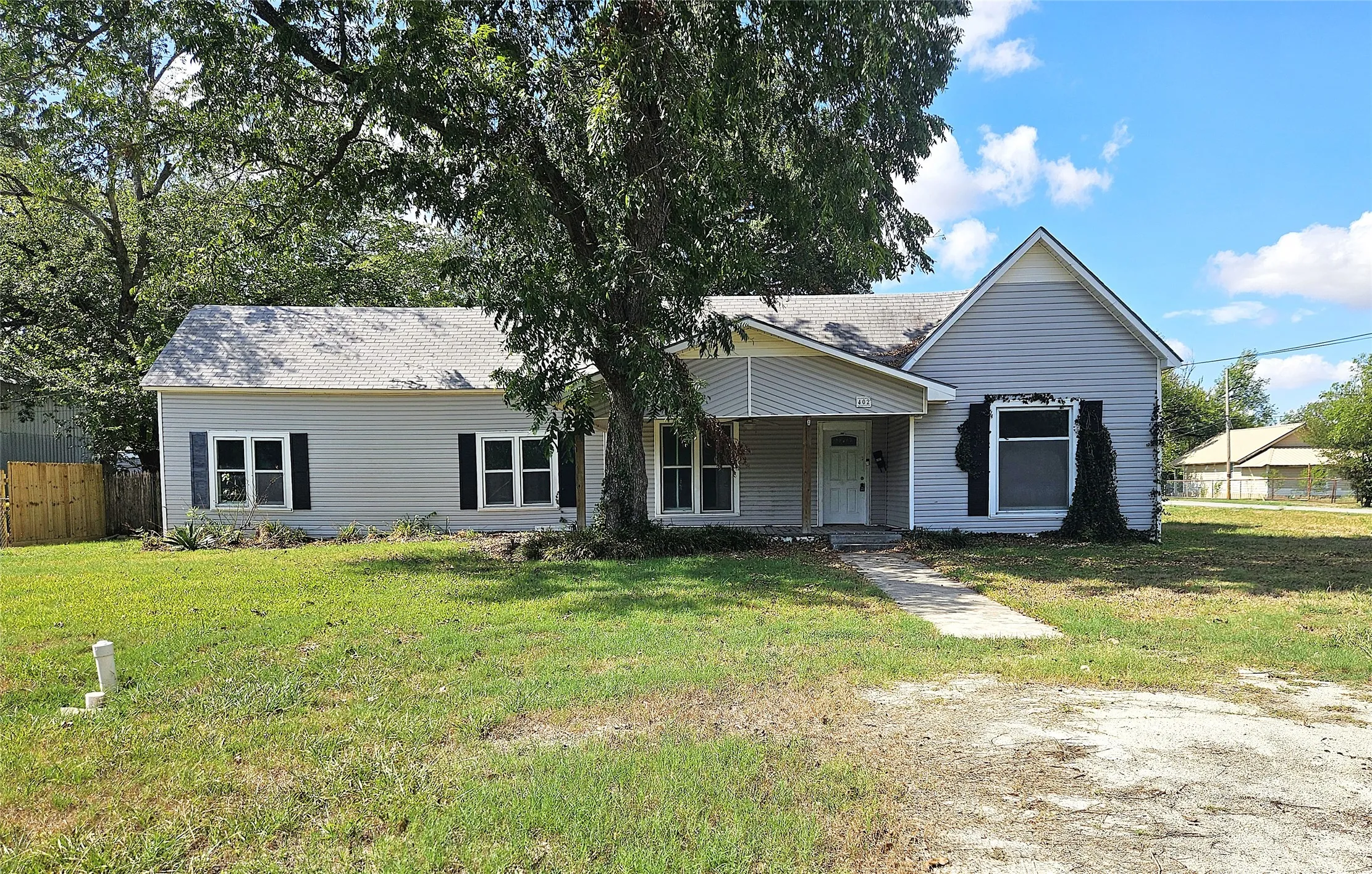Single Family Residence For Sale in Limestone County , 402 E State Street, Groesbeck, Texas 76642, 3 Bedroom, 2 Bathroom, Garage spaces, 1,812 Sqft, built in 0, mls#21383081, Real Estate Agent in Groesbeck, Homes For Sale in Limestone county, Homes For Sale in Groesbeck, Realtor in Groesbeck Texas, Real Estate Brokerage Independent Realty Texas, Luminita Cordes Realtor