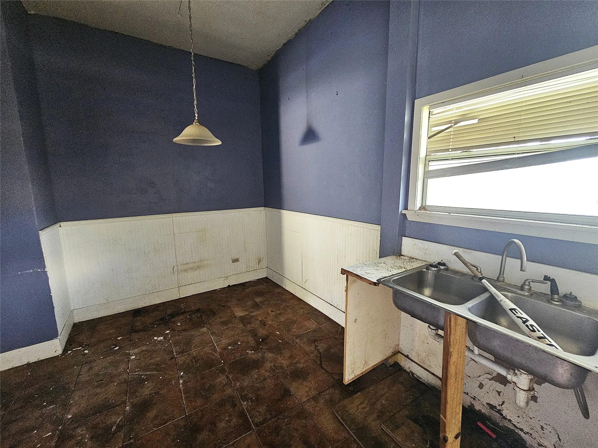 Single Family Residence For Sale in Limestone County , 402 E State Street, Groesbeck, Texas 76642, 3 Bedroom, 2 Bathroom, Garage spaces, 1,812 Sqft, built in 0, mls#21383081, Real Estate Agent in Groesbeck, Homes For Sale in Limestone county, Homes For Sale in Groesbeck, Realtor in Groesbeck Texas, Real Estate Brokerage Independent Realty Texas, Luminita Cordes Realtor
