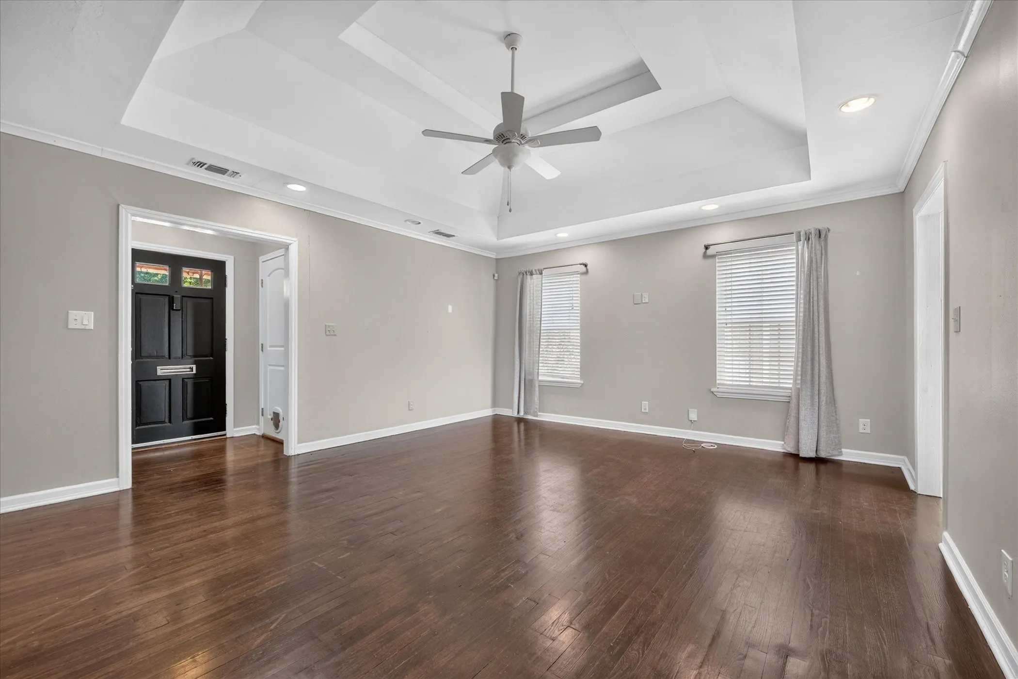 Single Family Residence For Rent in Tarrant County , 4216 Donnelly Avenue, Fort Worth, Texas 76107, 3 Bedroom, 2 Bathroom, Garage spaces, 1,587 Sqft, built in 1944, mls#21383272, Real Estate Agent in Fort Worth, Homes For Rent in Tarrant county, Homes For Rent in Fort Worth, Realtor in Fort Worth Texas, Real Estate Brokerage Independent Realty Texas, Luminita Cordes Realtor