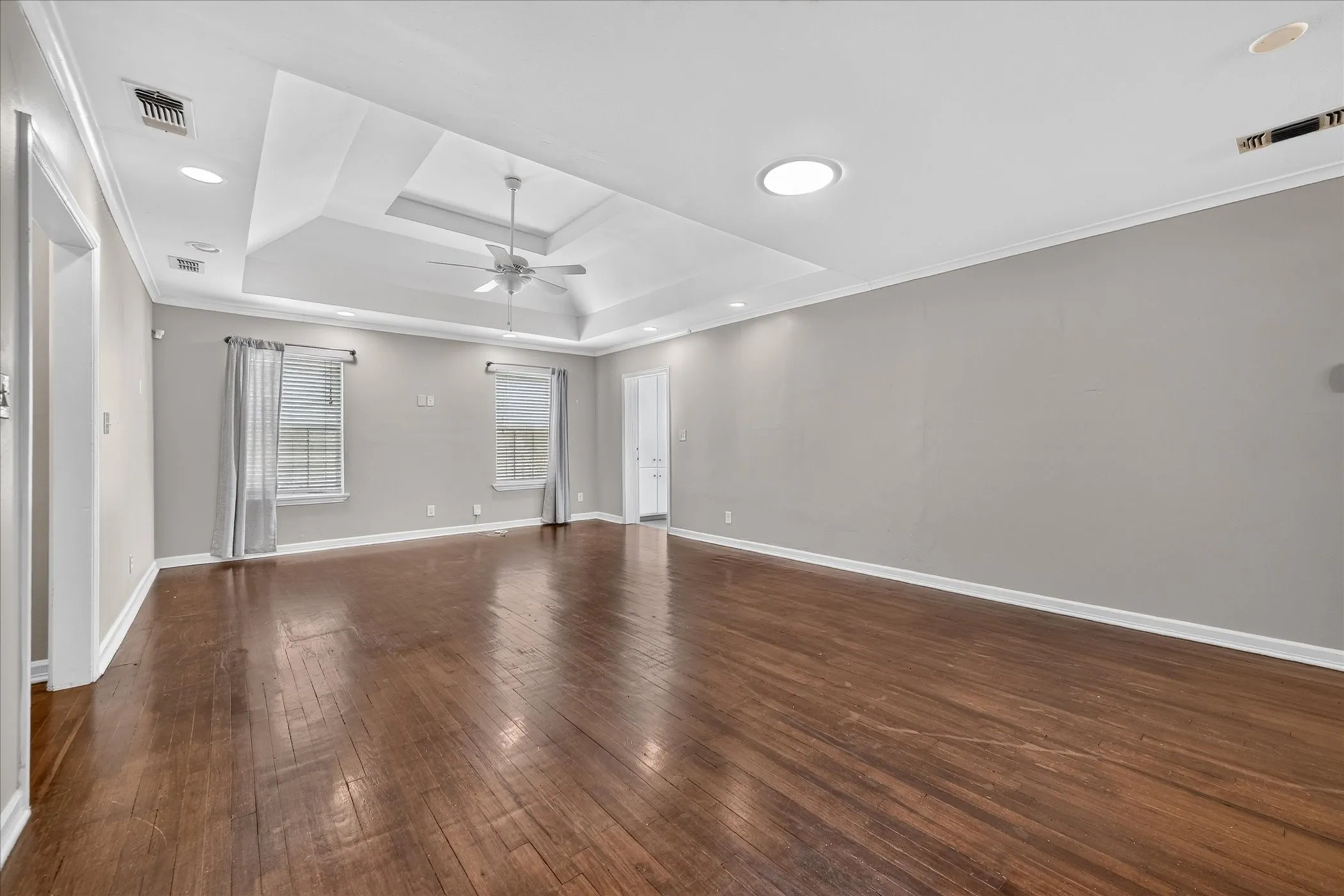 Tray ceiling with recessed lighting and crown molding
