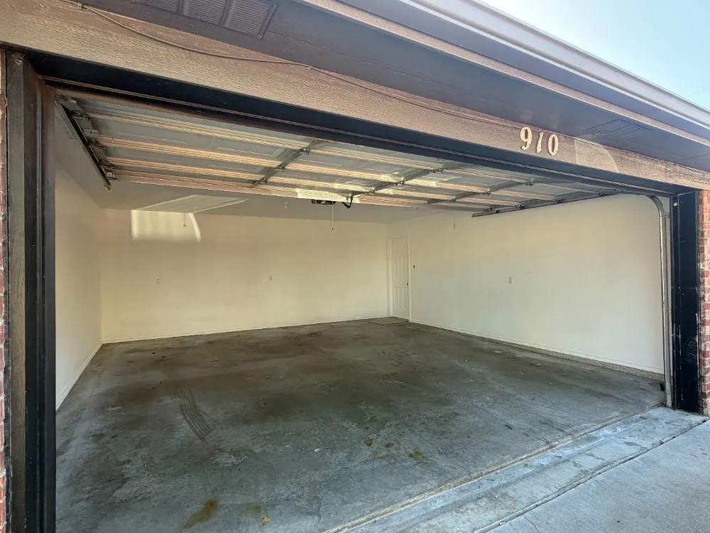Townhouse For Rent in Parker County , 910 Austin, Weatherford, Texas 76086, 2 Bedroom, 2 Bathroom, 2 Garage spaces, 1,200 Sqft, built in 2001, mls#21383348, Real Estate Agent in Weatherford, Homes For Rent in Parker county, Homes For Rent in Weatherford, Realtor in Weatherford Texas, Real Estate Brokerage Independent Realty Texas, Luminita Cordes Realtor