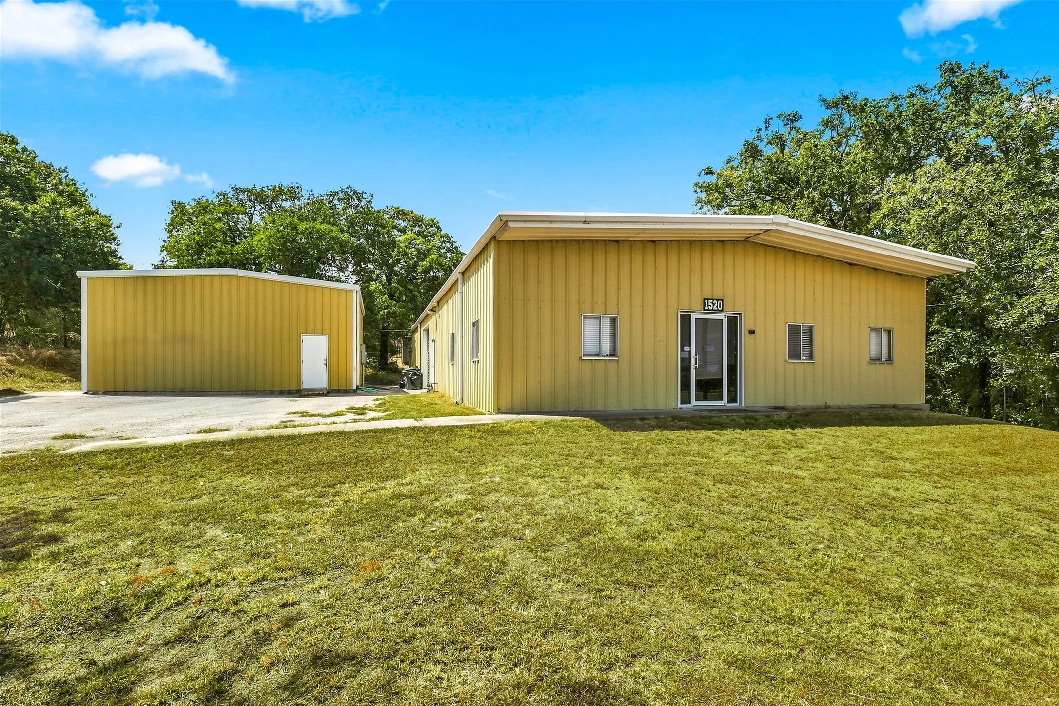 Business For Sale in Tarrant County , 1520 Southeast Parkway, Azle, Texas 76020, 0, 0, Garage spaces, 4,180 Sqft, built in 1996, mls#21364086, Real Estate Agent in Azle, Homes For Sale in Tarrant county, Homes For Sale in Azle, Realtor in Azle Texas, Real Estate Brokerage Independent Realty Texas, Luminita Cordes Realtor