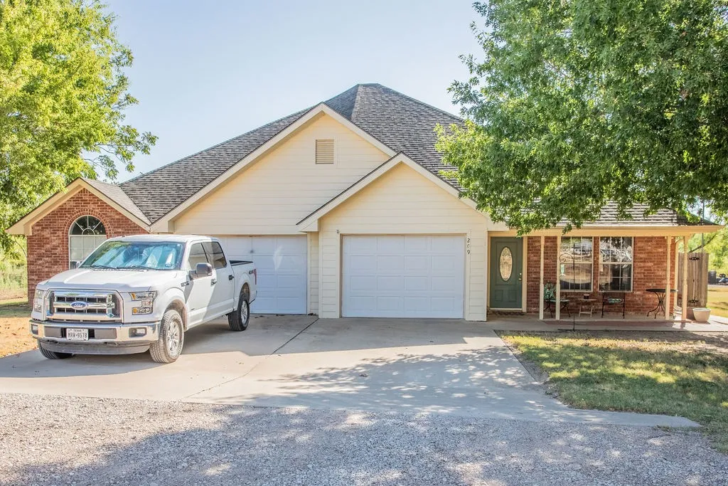 Single Family Residence For Sale in Shackelford County , 207 Roeser Street, Albany, Texas 76430, 5 Bedroom, 4 Bathroom, 2 Garage spaces, 3,010 Sqft, built in 2008, mls#21383359, Real Estate Agent in Albany, Homes For Sale in Shackelford county, Homes For Sale in Albany, Realtor in Albany Texas, Real Estate Brokerage Independent Realty Texas, Luminita Cordes Realtor