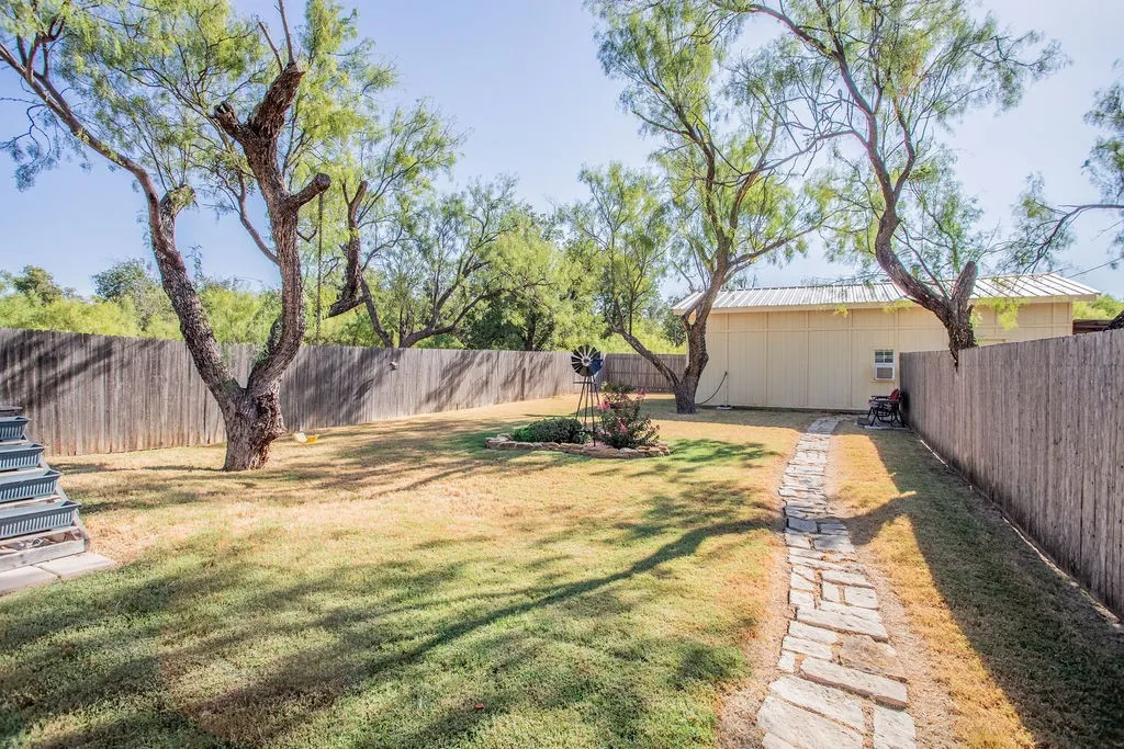 Single Family Residence For Sale in Shackelford County , 207 Roeser Street, Albany, Texas 76430, 5 Bedroom, 4 Bathroom, 2 Garage spaces, 3,010 Sqft, built in 2008, mls#21383359, Real Estate Agent in Albany, Homes For Sale in Shackelford county, Homes For Sale in Albany, Realtor in Albany Texas, Real Estate Brokerage Independent Realty Texas, Luminita Cordes Realtor